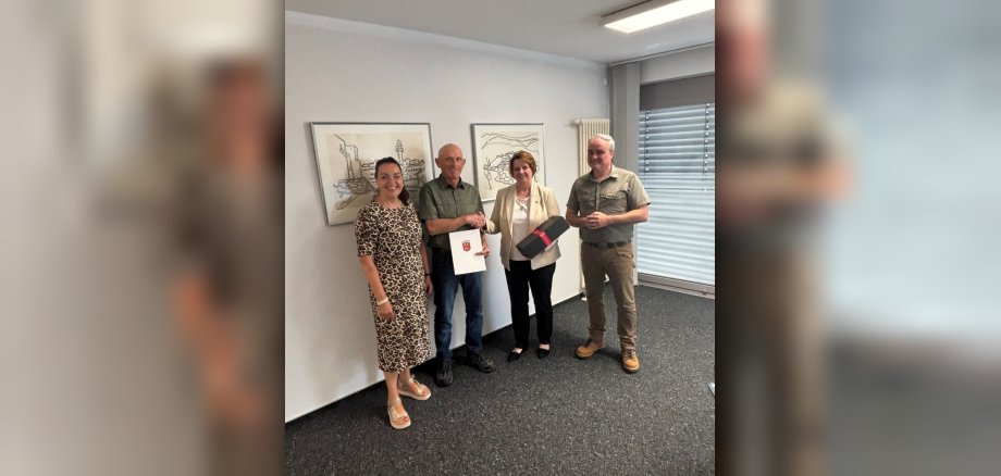 Verabschiedung Rolf Weber Die Erste BEigeordnete Elfriede Meurer überreicht Herrn Rolf Weber die Abschiedurkunde.