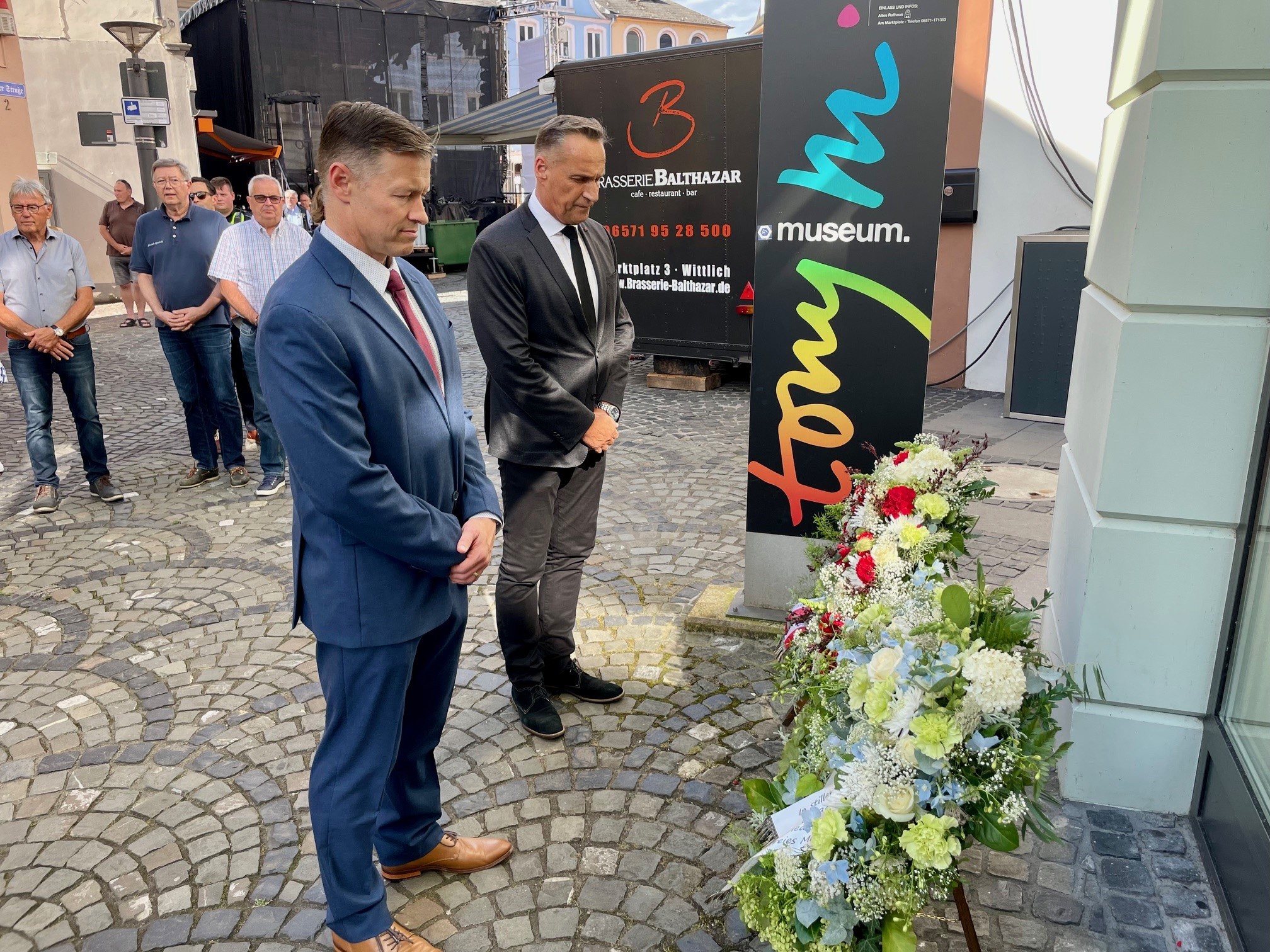 Bürgermeister Rodenkirch und Colonel Ryan B. Ley bei der Kranzniederlegung.