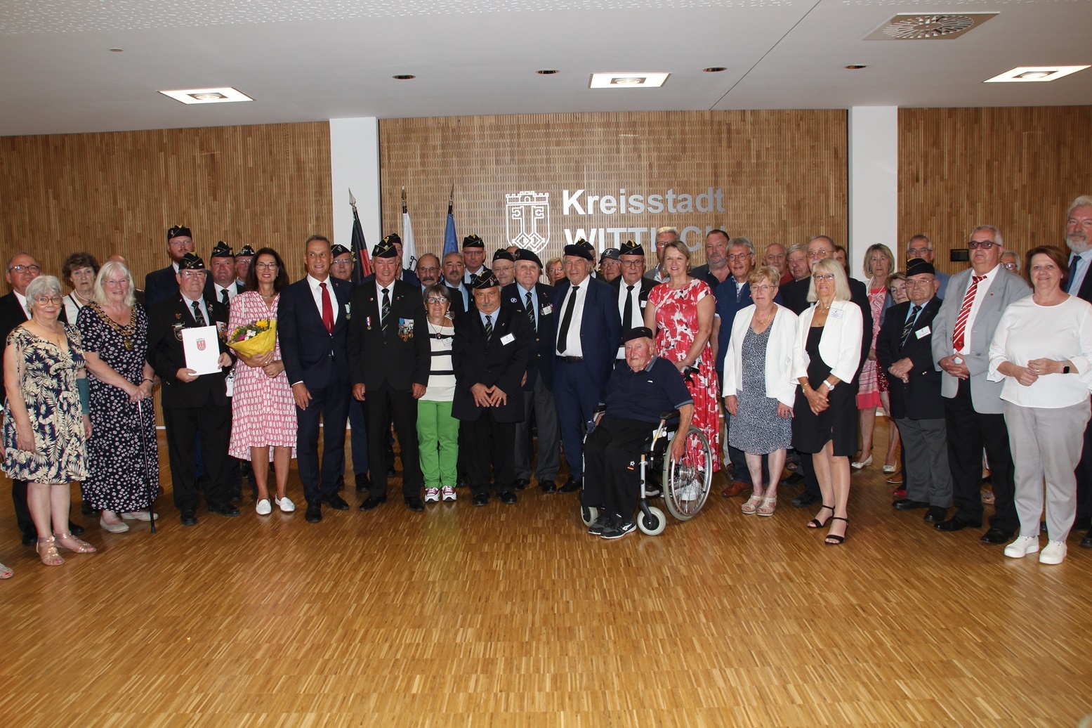 Bürgermeister Joachim Rodenkirch heißt die ehemaligen französischen Soldaten im Namen der Stadt Wittlich im Beisein der Beigeordneten Elfriede Meurer. Joachim Gerke und Harald Fau herzlich willkommen.