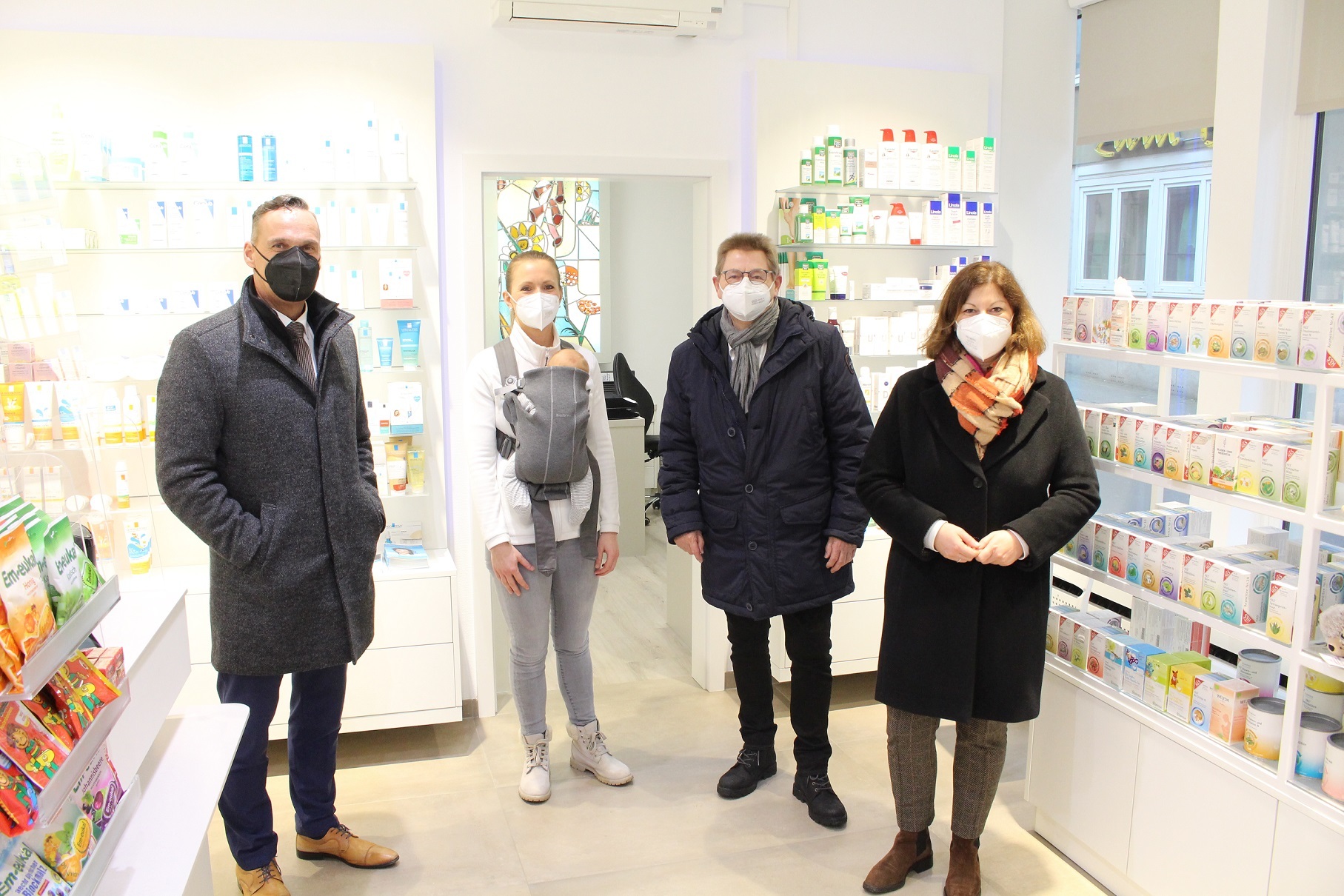 Bürgermeister Joachim Rodenkirch, Apothekerin Vera von der Vorst mit Nachwuchs, Kreisbeigeordneter Robert Wies, Staatssekretärin Nicole Steingaß