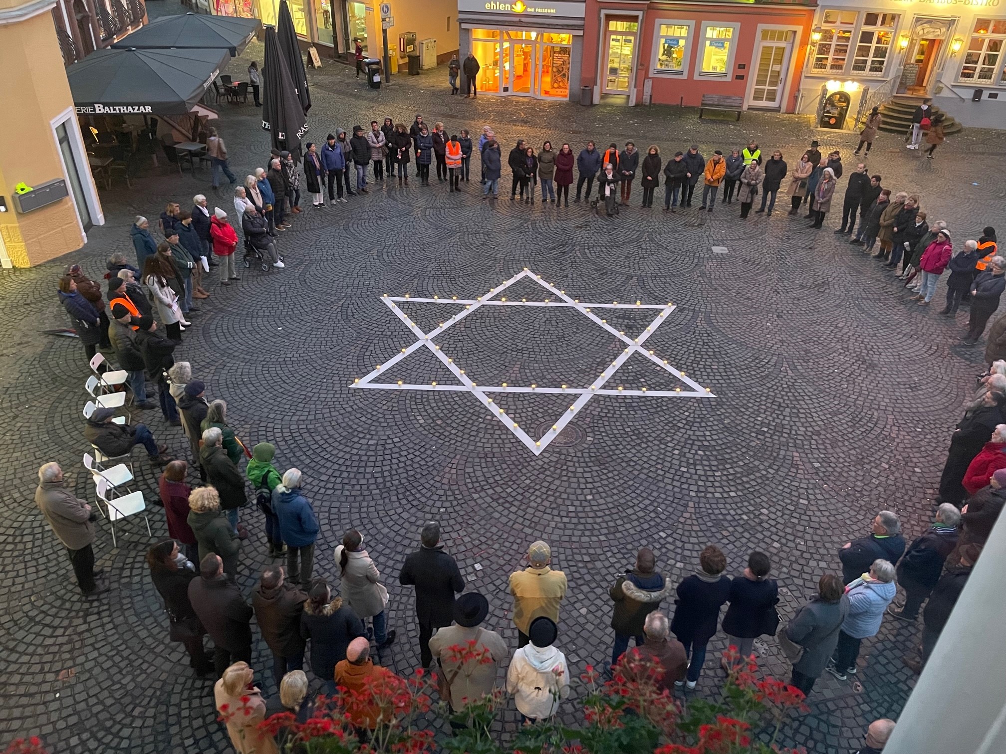 Das Foto zeigt die Teilnehmer der jährlichen Mahnwache am 9. November zum Gedenken an die Opfer der Reichspogromnacht.