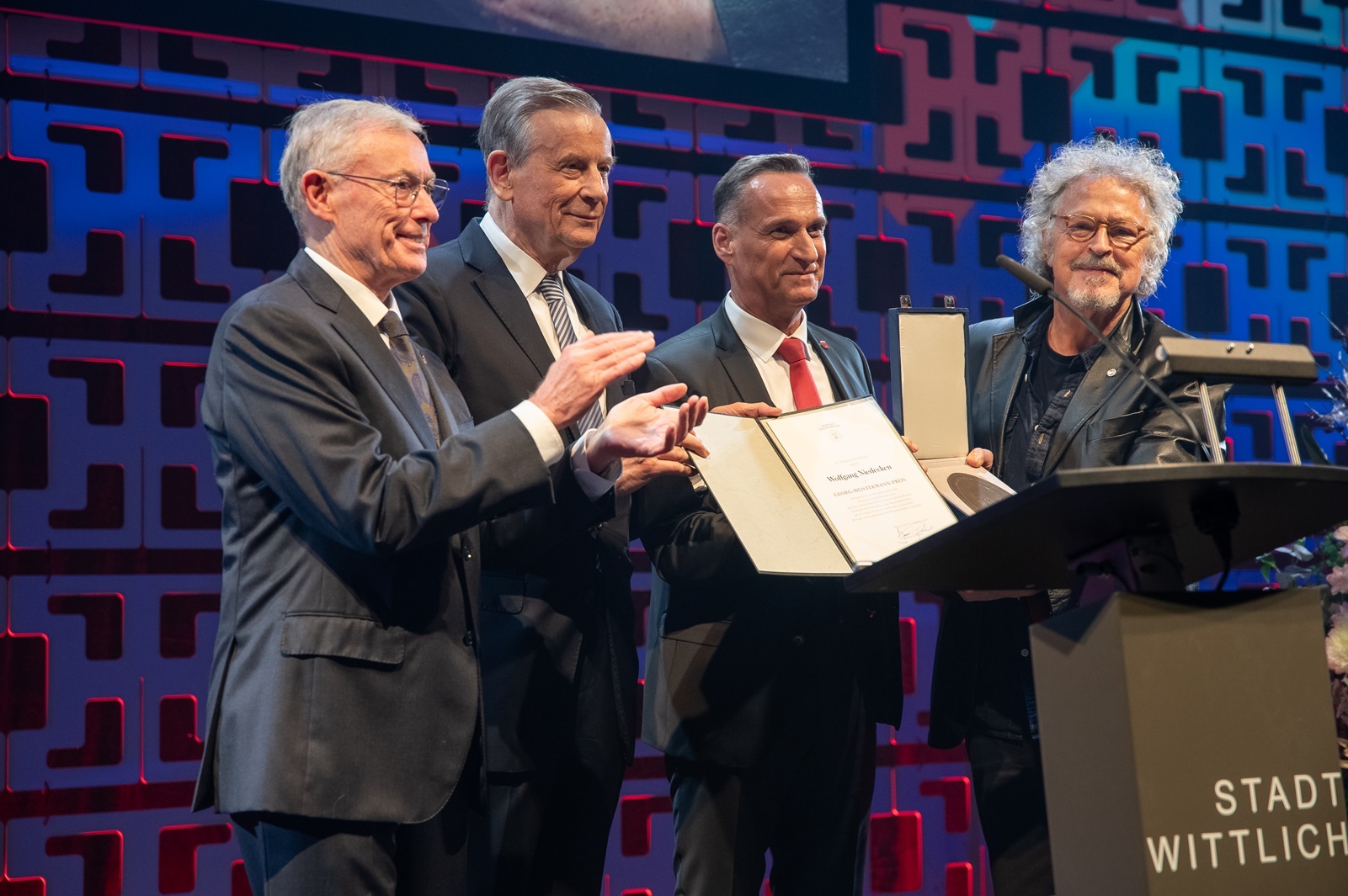 Preisverleihung Georg-Meistermann-Preis Das Titelbild zeigt die Georg-Meistermann-Preisverleihung 2023: v.l.n.r.: Bundespräsident a.D. Prof. Dr. Horst Köhler, Kuratoriumsvorsitzender Prof. Dr. Hermann Simon, Bürgermeister und Vorstandsvorsitzender Joachim Rodenkirch und Preisträger Wolfgang Niedecken.