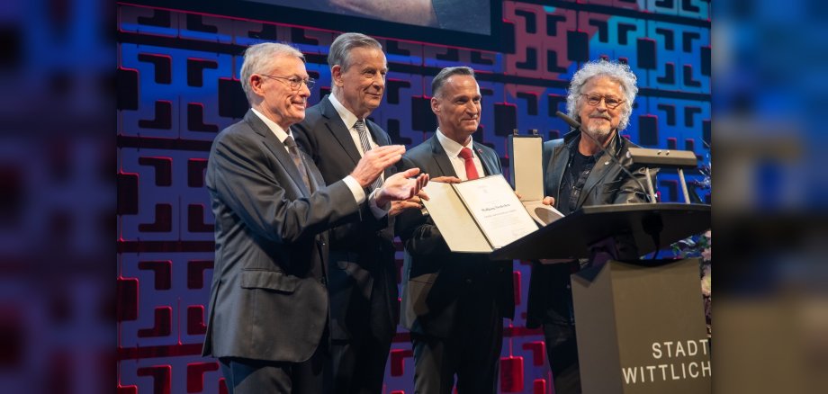 Das Titelbild zeigt die Georg-Meistermann-Preisverleihung 2023: v.l.n.r.: Bundespräsident a.D. Prof. Dr. Horst Köhler, Kuratoriumsvorsitzender Prof. Dr. Hermann Simon, Bürgermeister und Vorstandsvorsitzender Joachim Rodenkirch und Preisträger Wolfgang Niedecken.