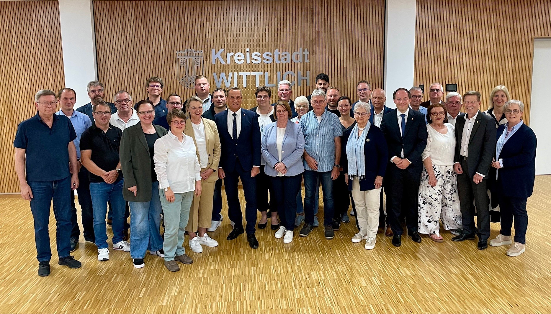 Das Bild zeigt den neu konstituierten Stadtrat.