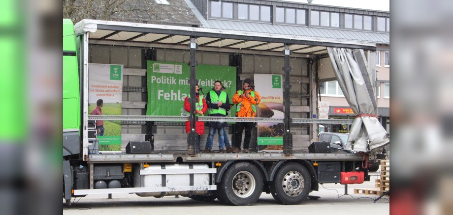 Vera Steinmetz, Pascal Kersten vom Bauern- und Winzerverband Bernkastel-Wittlich und Mitorganisator Erik Daus bei der Kundgebung in Wittlich.