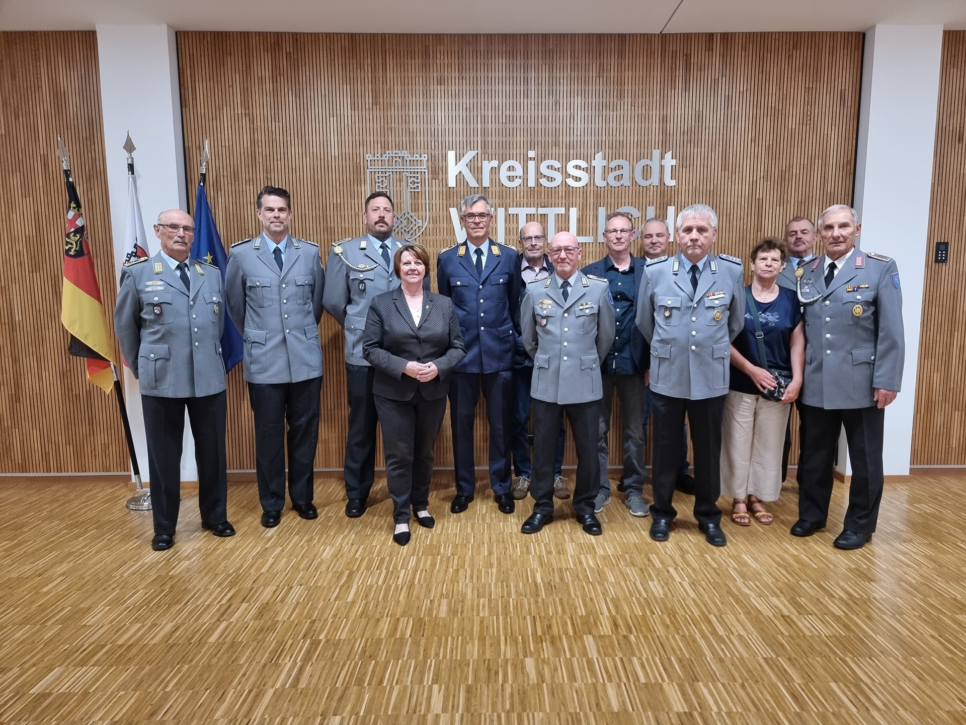 Empfang Delegation Veteranentag Das Foto zeigt Erste Beigeordnete Meurer mit einer Delegationen von Veteranen.
