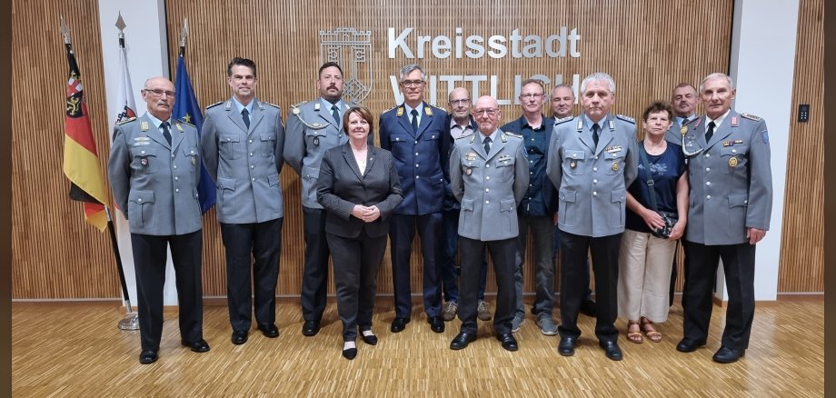 Empfang Delegation Veteranentag Das Foto zeigt Erste Beigeordnete Meurer mit einer Delegationen von Veteranen.