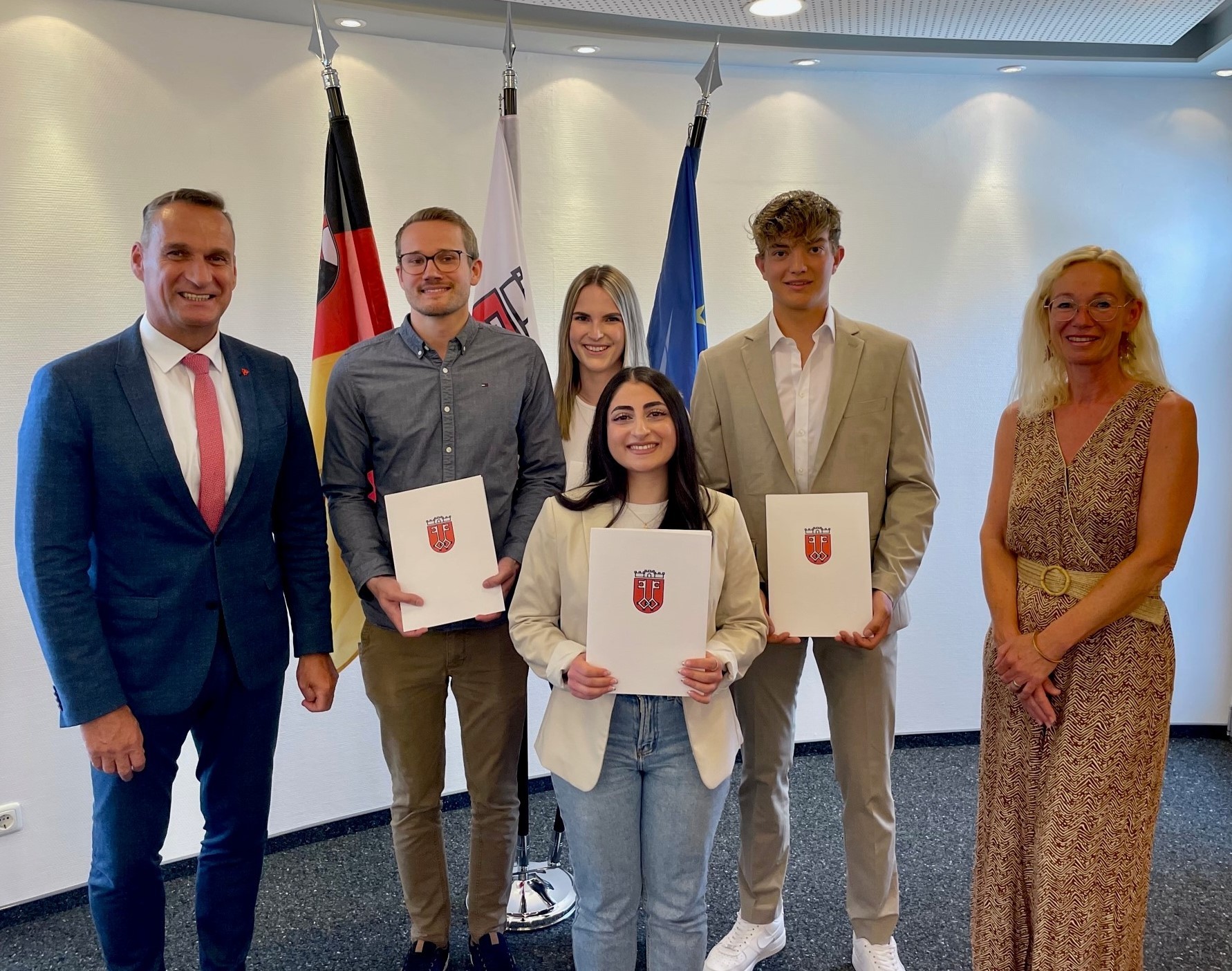 Bürgermeister Joachim Rodenkirch, Jan Schmitz, Celine Junker, Margarita Wolfer, Johannes Pschierer und Petra Hoffmann.