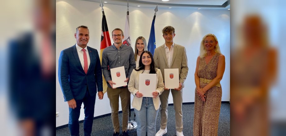 Bürgermeister Joachim Rodenkirch, Jan Schmitz, Celine Junker, Margarita Wolfer, Johannes Pschierer und Petra Hoffmann.