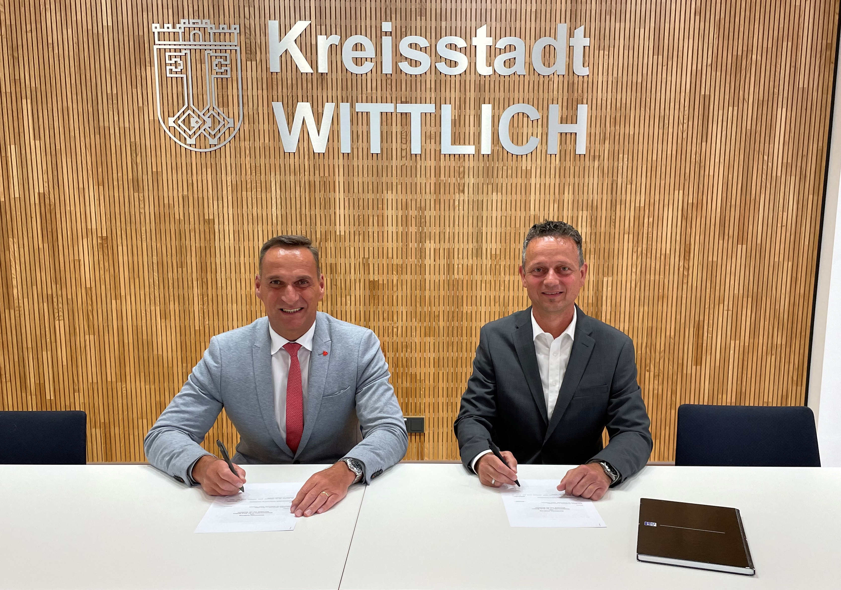 Bürgermeister Joachim Rodenkirch und Marco Felten, Leiter der Region Trier beim Westconnect-Partner Westenergie unterzeichnen die Kooperationsvereinbarung zum Breitbandausbau 