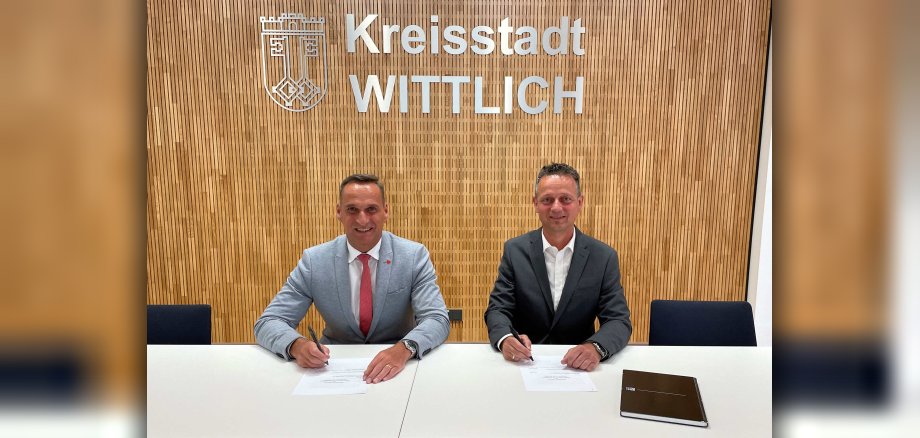 Bürgermeister Joachim Rodenkirch und Marco Felten, Leiter der Region Trier beim Westconnect-Partner Westenergie unterzeichnen die Kooperationsvereinbarung zum Breitbandausbau 