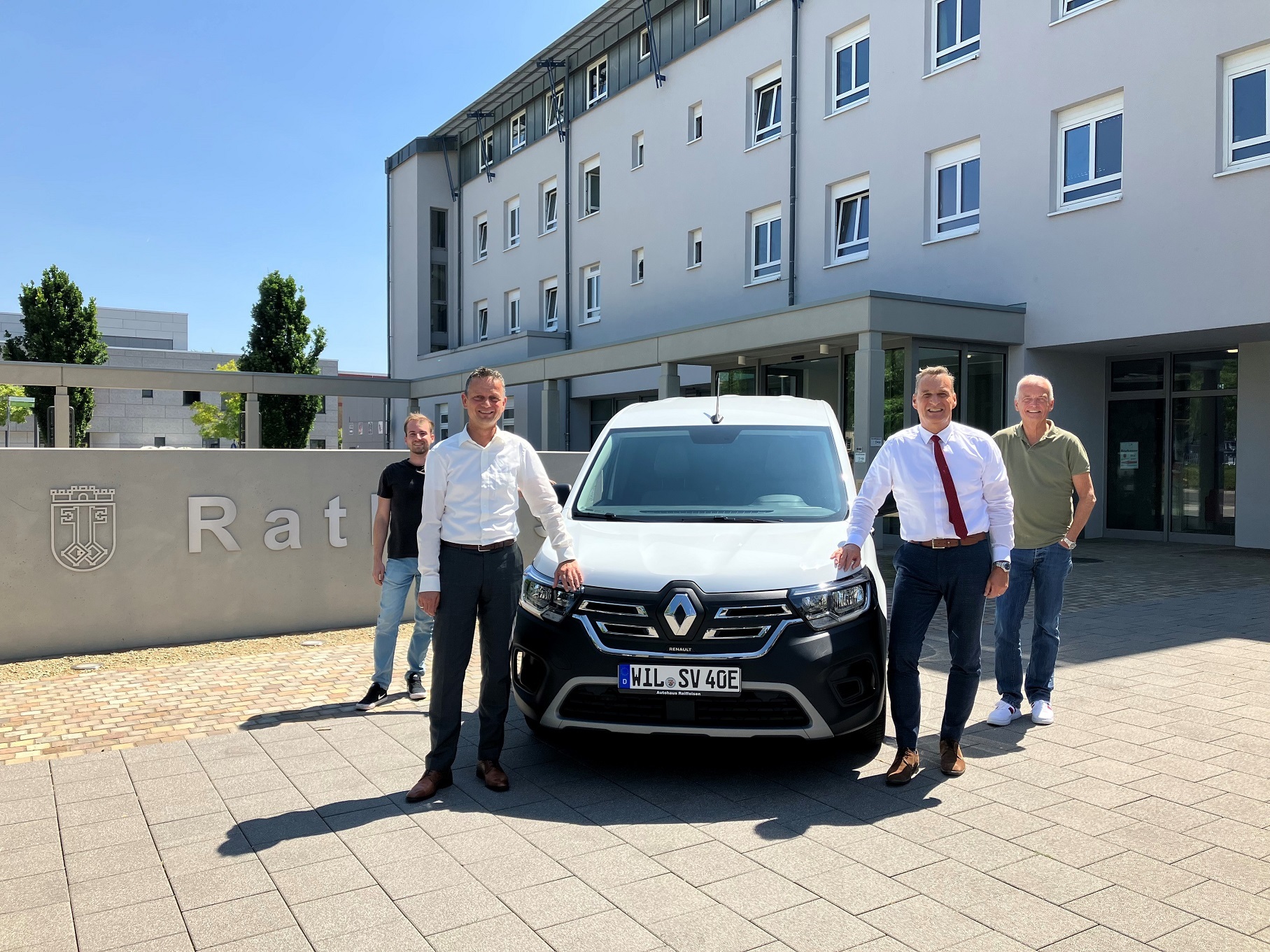 Ab sofort sind die Mitarbeitenden der Stadt Wittlich vollelektrisch auf Dienstfahrten unterwegs. Bei der Übergabe des Dienstwagens waren mit dabei (v.l.): Fuhrparkmanager Emil Haupt, Westenergie-Regionalmanager Marco Felten, Bürgermeister Joachim Rodenkirch und Büroleiter Rainer Stöckicht. 