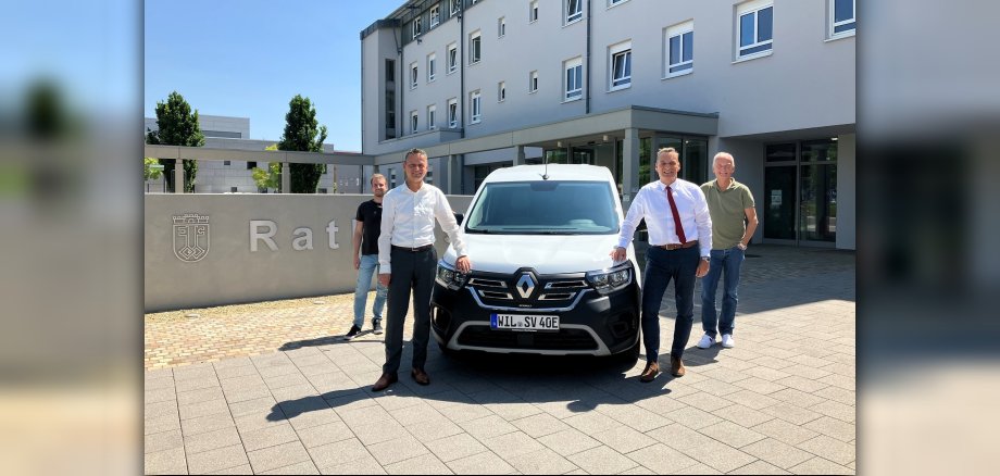 Ab sofort sind die Mitarbeitenden der Stadt Wittlich vollelektrisch auf Dienstfahrten unterwegs. Bei der Übergabe des Dienstwagens waren mit dabei (v.l.): Fuhrparkmanager Emil Haupt, Westenergie-Regionalmanager Marco Felten, Bürgermeister Joachim Rodenkirch und Büroleiter Rainer Stöckicht. 