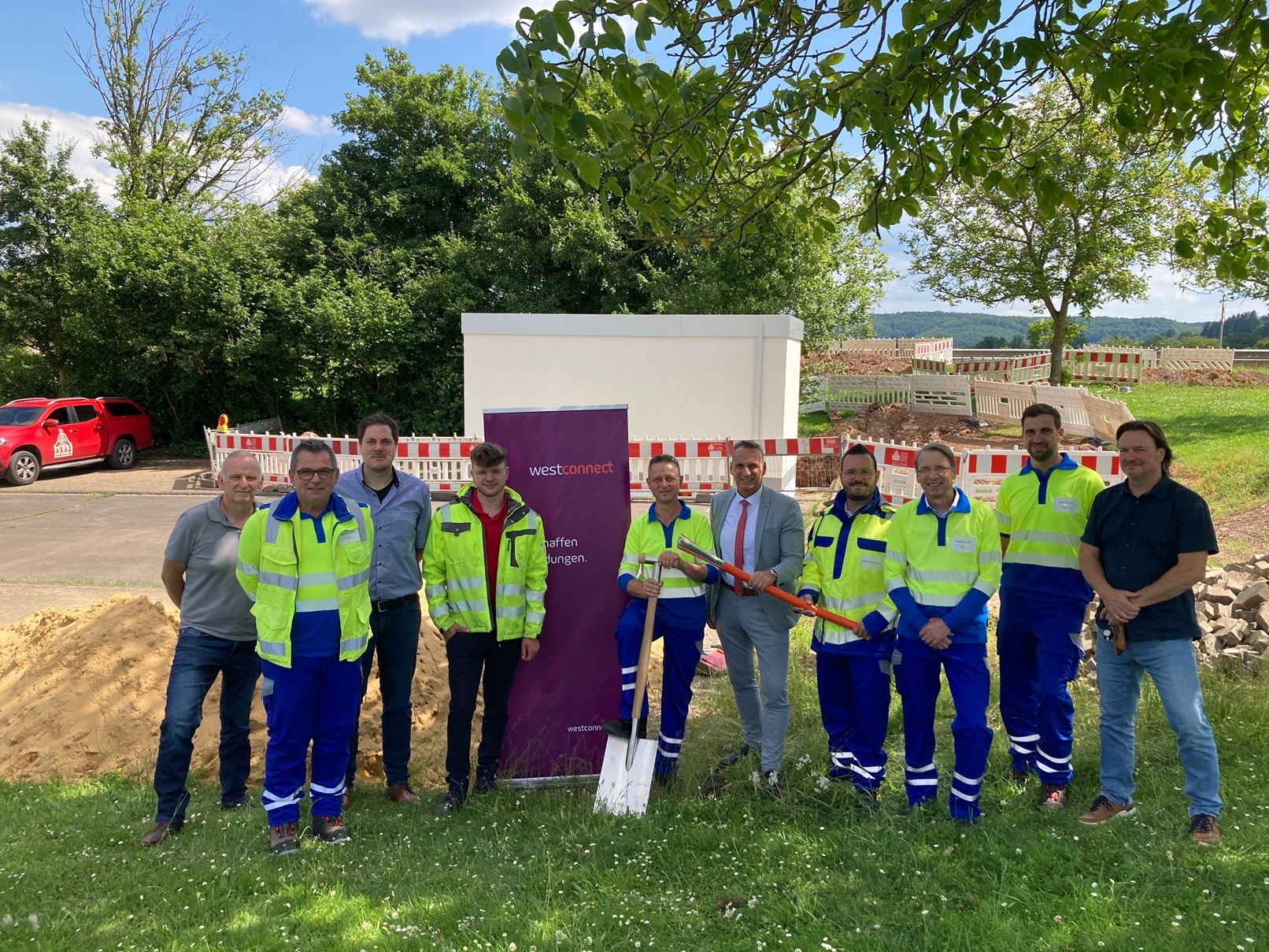 Das Foto zeigt Bürgermeister Rodenkirch mit Vertretern von Westconnect und Vertretern der Stadt Wittlich beim Spatenstich für den Glasfaserausbau in Wittlich.