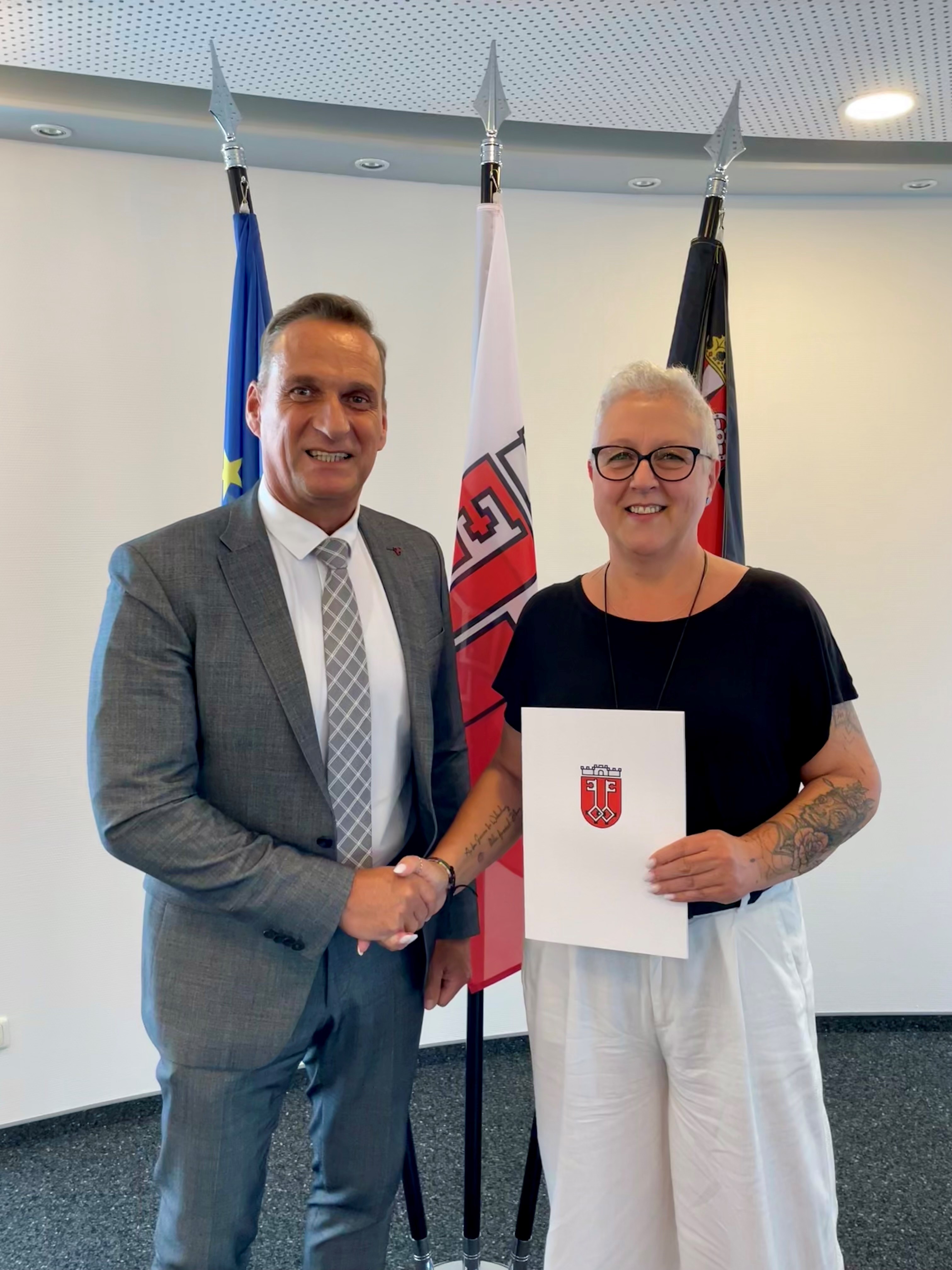 Bürgermeister Joachim Rodenkirch gratuliert Petra Becker anlässlich der Bestellung zur kommunale Gleichstellungsbeauftragte.