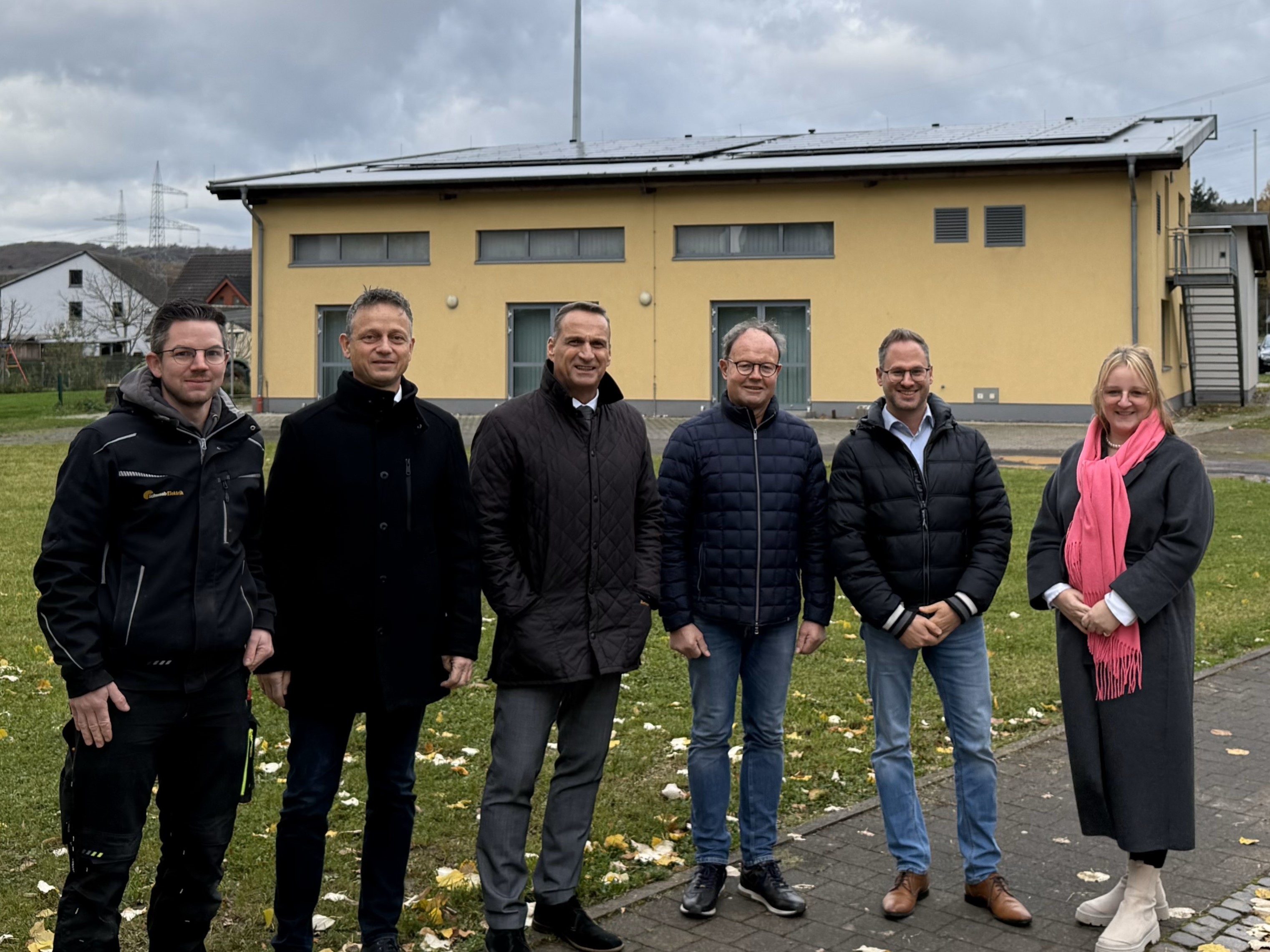 Begutachten gemeinsam die neue Photovoltaikanlage auf dem Dach des Bürgerhauses in Wittlich-Neuerburg (v. l.): Tim Steffens (Schwaab Elektrik), Marco Felten (Westenergie), Bürgermeister Joachim Rodenkirch (Bürgermeister der Stadt Wittlich), Udo Reihsner (Ortsvorsteher von Neuerburg), Christian Leisch (Stadt Wittlich) und Laura Opsomer-Schwaab (Schwaab Elektrik). 