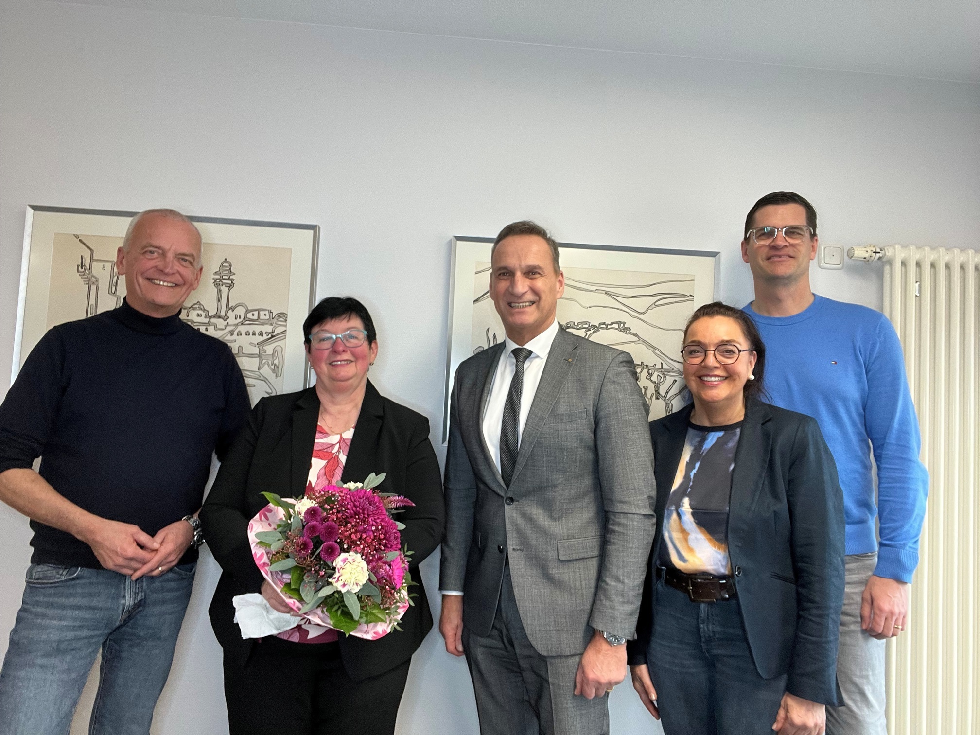 In einer kleinen Feierstunde bedankte sich Bürgermeister Rodenkirch bei Ruth Fatter für die der Stadt Wittlich treu geleisteten Dienste und wünschte ihr alles Gute für den neuen Lebensabschnitt. v.l.n.r: Büroleiter Rainer Stöckicht, Ruth Fatter, Bürgermeister Joachim Rodenkirch, Personalratsvorsitzende Christiane Schmitz-Hayer, stellvertretender Fachbereichsleiter Michael Schmitt 