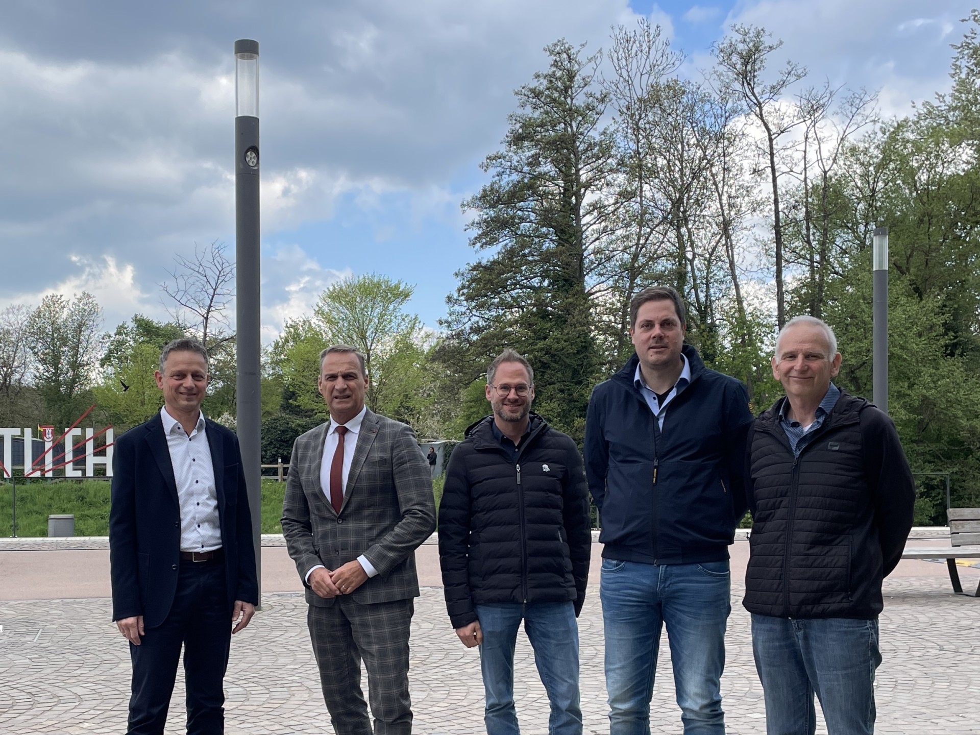 Das Foto zeigt Bürgermeister Rodenkirch mit Westenergie-Regionalmanager Marco Felten und weiteren Mitarbeitern der Stadt bei der Begutachtung einer neuen LED-Straßenlaterne.