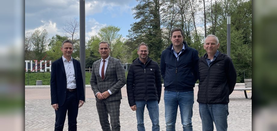 Das Foto zeigt Bürgermeister Rodenkirch mit Westenergie-Regionalmanager Marco Felten und weiteren Mitarbeitern der Stadt bei der Begutachtung einer neuen LED-Straßenlaterne.