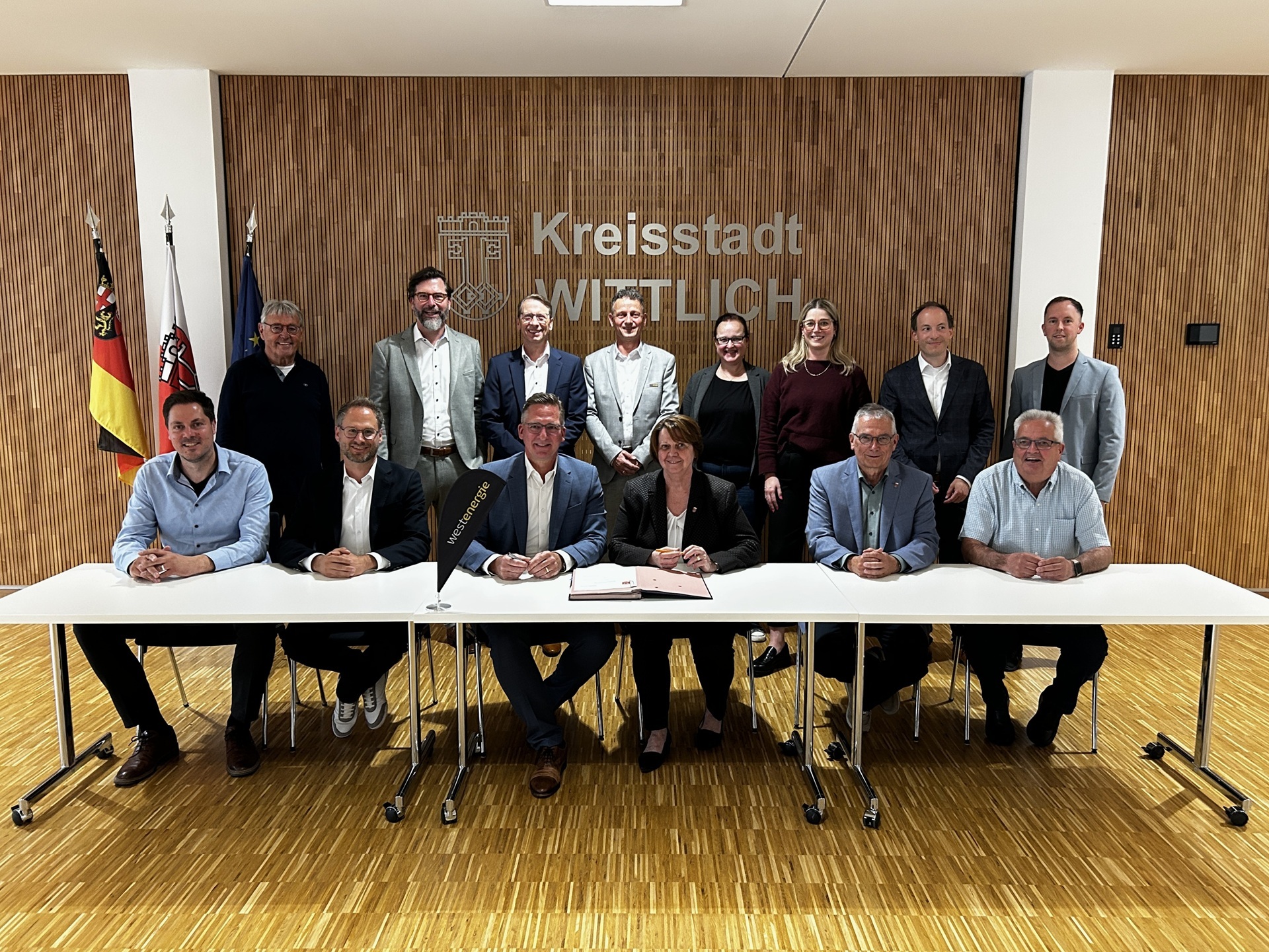 Das Foto zeigt Erste Beigeordnete Meurer mit Vertretern von Westnetz und Mitgliedern des Stadtrates bei der Unterzeichnung des Stromkonzessionsvertrages.