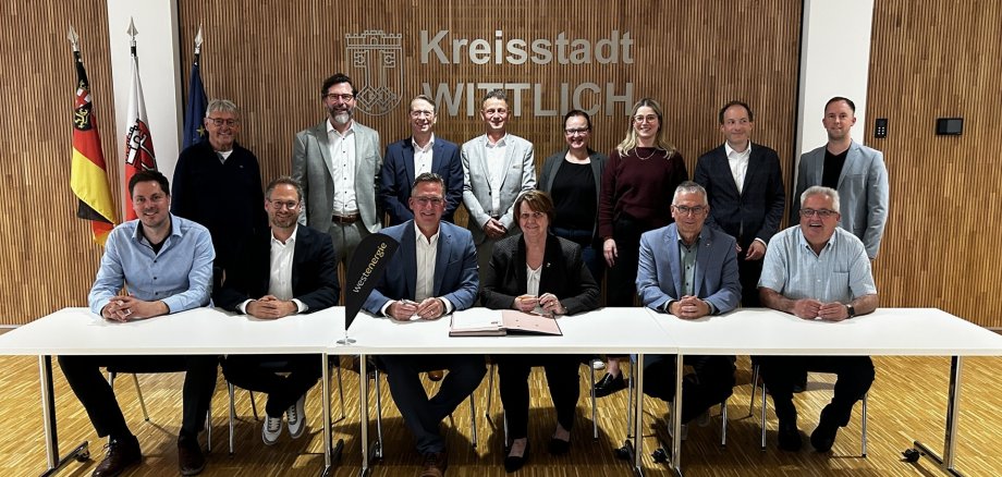 Das Foto zeigt Erste Beigeordnete Meurer mit Vertretern von Westnetz und Mitgliedern des Stadtrates bei der Unterzeichnung des Stromkonzessionsvertrages.