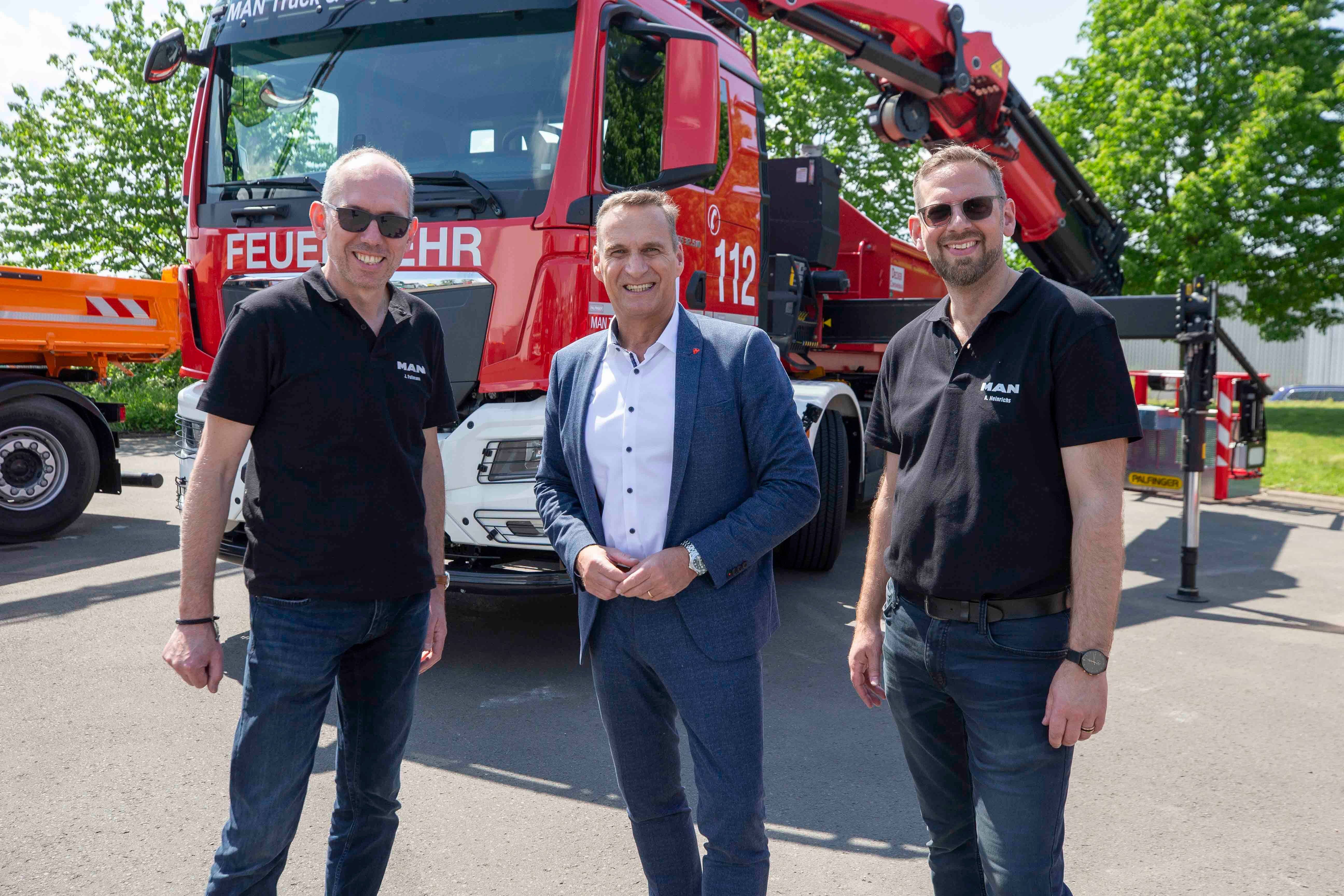 Bürgermeister Joachim Rodenkirch gratulierte Jörg Follmann (Vertrieb MAN) (links) und Alexander Heinrichs (Betriebsleiter MAN Servicebetrieb) (rechts) zum 50 jährigen Bestehen des MAN Servicebetrieb in Wittlich 