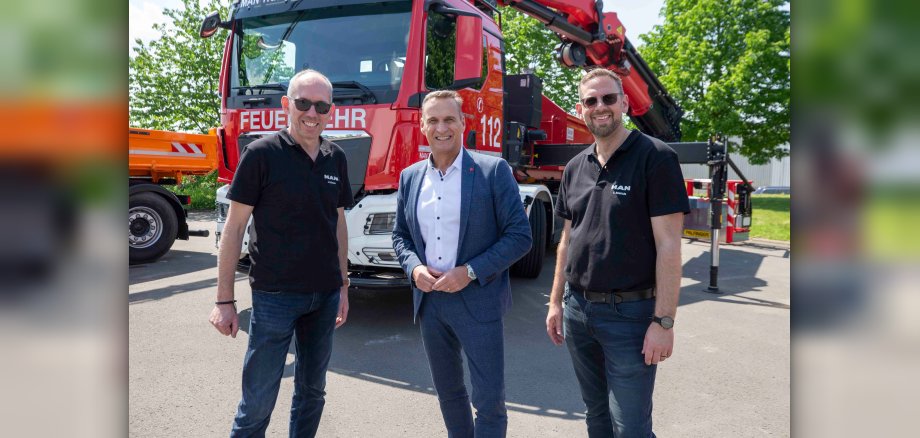 Bürgermeister Joachim Rodenkirch gratulierte Jörg Follmann (Vertrieb MAN) (links) und Alexander Heinrichs (Betriebsleiter MAN Servicebetrieb) (rechts) zum 50 jährigen Bestehen des MAN Servicebetrieb in Wittlich 