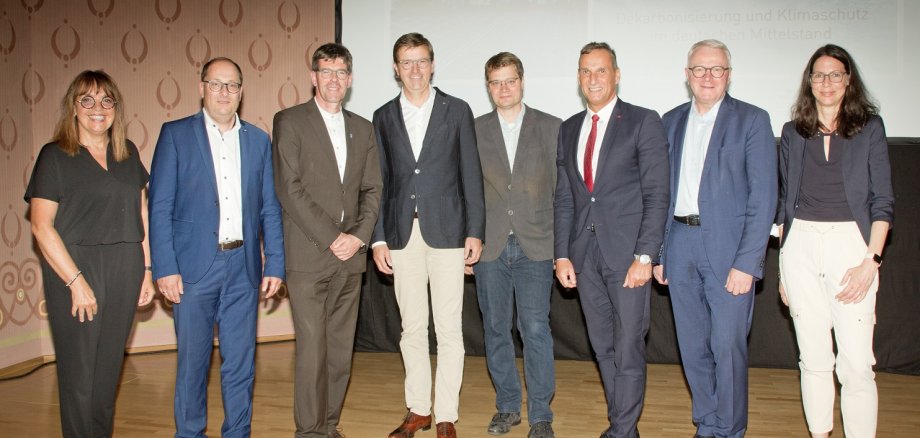 Christiane Schmitz Hayer (Stiftung Stadt Wittlich), Michael Hoeck (Vorstand Volksbank Raiffeisenbank), Professor Dr. Michael Jäckel (Präsident der Universität Trier), Roell Annega (Gerolsteiner Brunnen), Professor Dr. Jörn Block (Forschungszentrum Mittelstand der Universität Trier), Joachim Rodenkirch (Bürgermeister Stadt Wittlich), Edmund Schermann (Vorstand Sparkasse Mittelmosel), Dr. Alexandra Moritz (Forschungszentrum Mittelstand der Universität Trier)