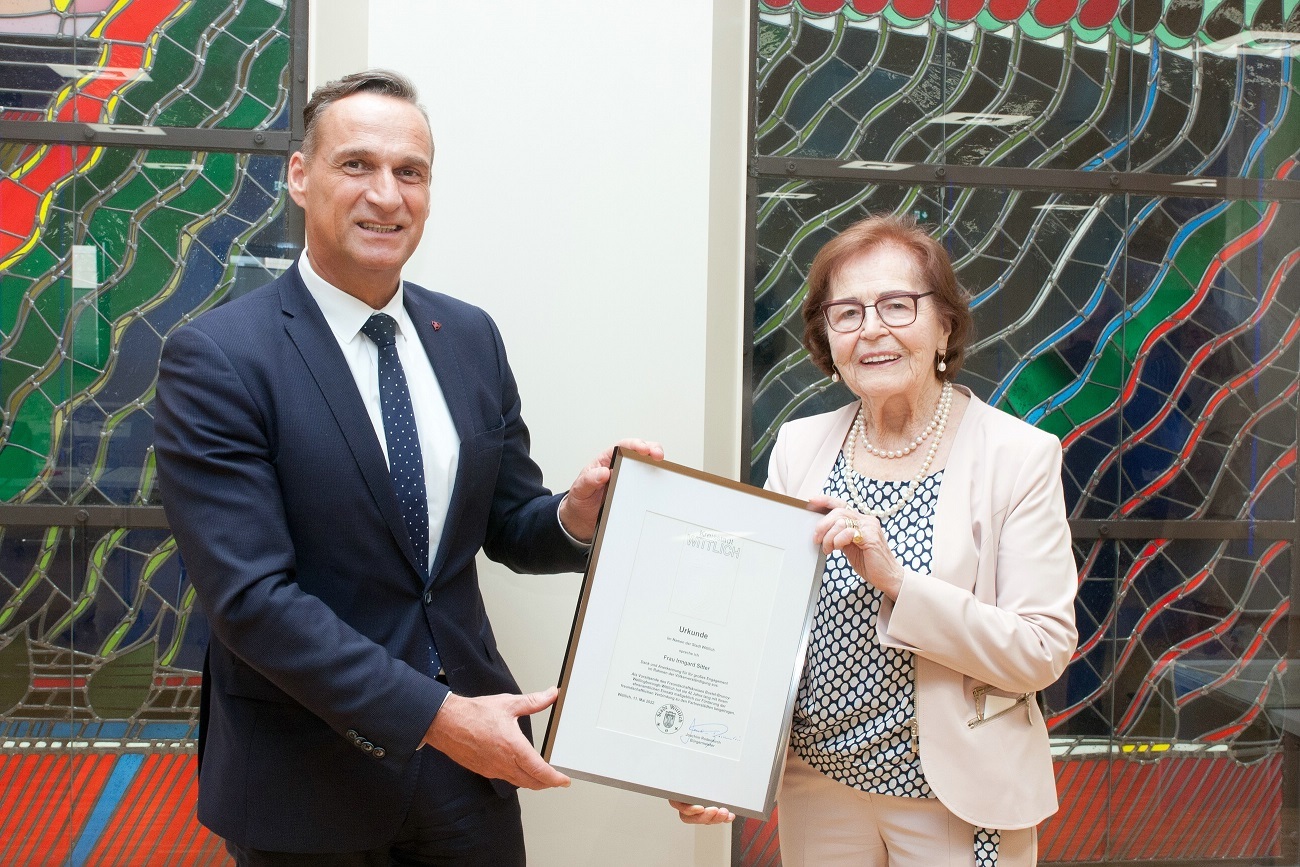 Bürgermeister Joachim Rodenkirch überreichte Ira Sitter eine Dankurkunde für ihr großes Engagement im Rahmen der Völkerverständigung.