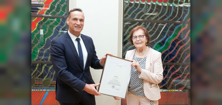 Bürgermeister Joachim Rodenkirch überreichte Ira Sitter eine Dankurkunde für ihr großes Engagement im Rahmen der Völkerverständigung.