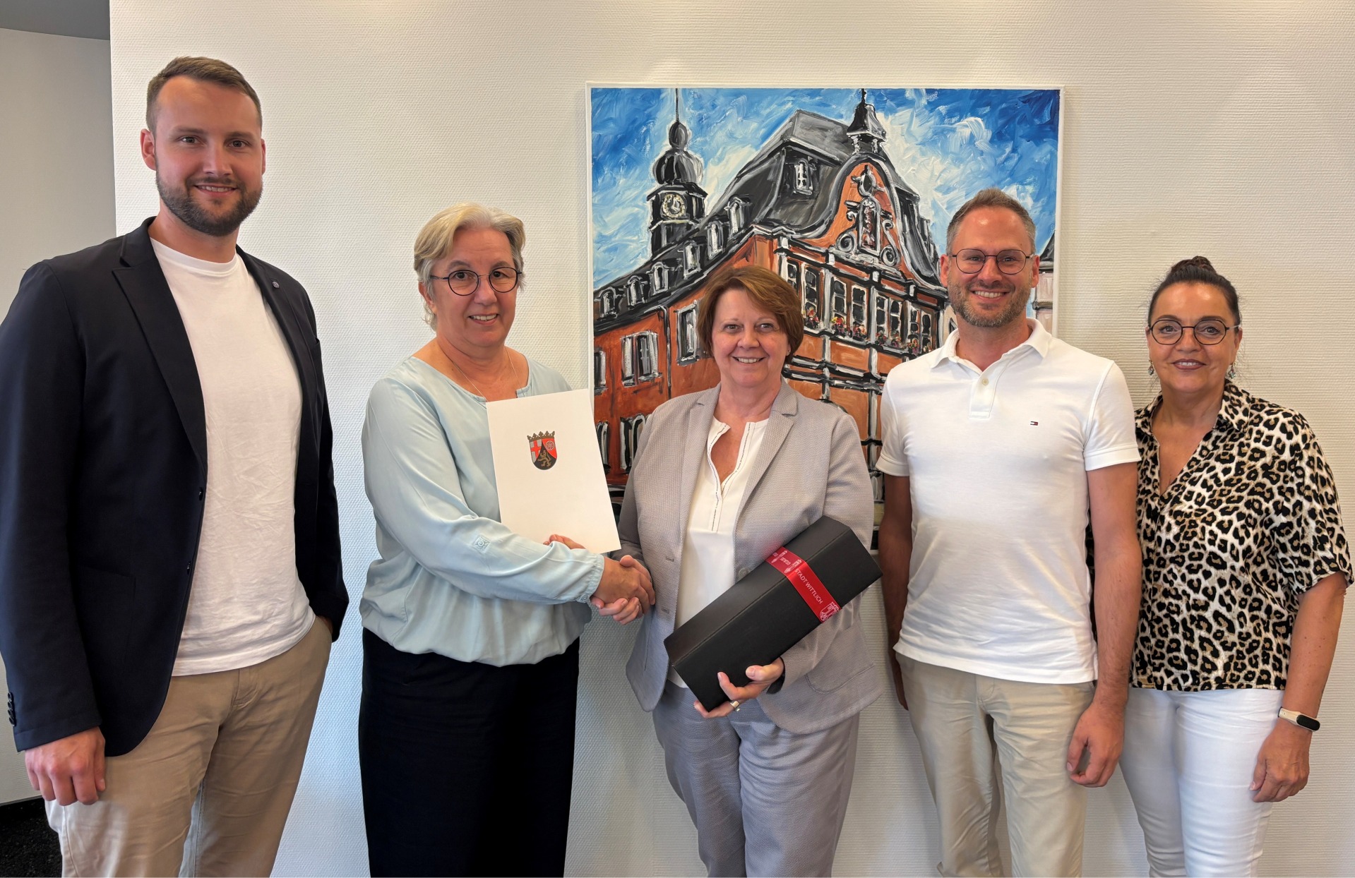 Melanie Schlösser feiert 40-jähriges Dienstjubiläum Das Bild zeigt die Erste Beigeordnete Elfriede Meurer, Melanie Schlösser, Johannes Praeder, Büroleiter Christian Leisch sowie die Personalratsvorsitzende Christiane Schmitz Hayer