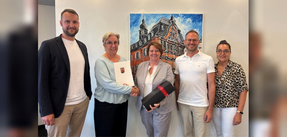 Melanie Schlösser feiert 40-jähriges Dienstjubiläum Das Bild zeigt die Erste Beigeordnete Elfriede Meurer, Melanie Schlösser, Johannes Praeder, Büroleiter Christian Leisch sowie die Personalratsvorsitzende Christiane Schmitz Hayer