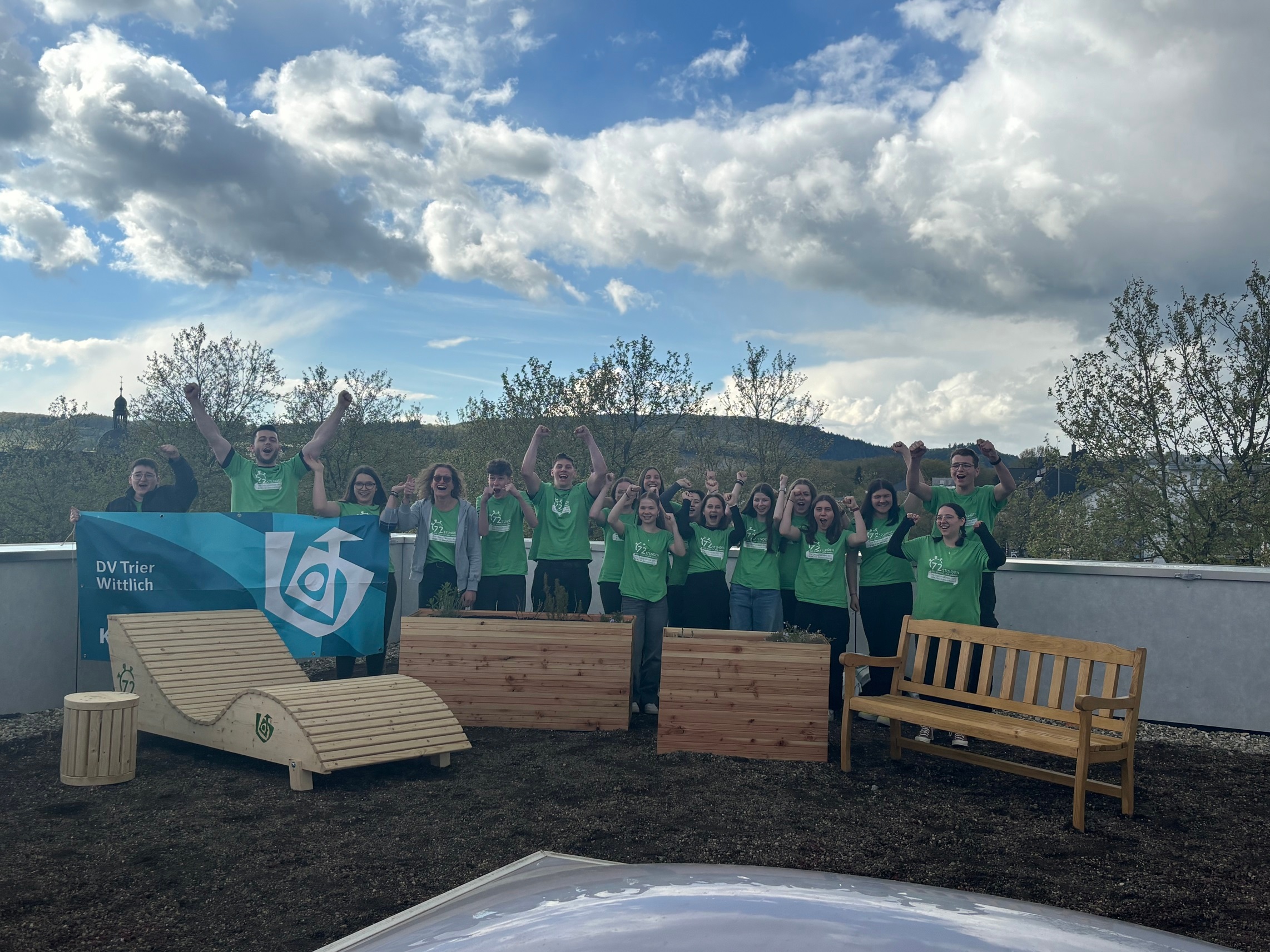 Das Foto zeigt die Teilnehmer der 72-Stunden Aktion auf dem Dach des WILàvie nach dem Abschluss der Arbeiten.