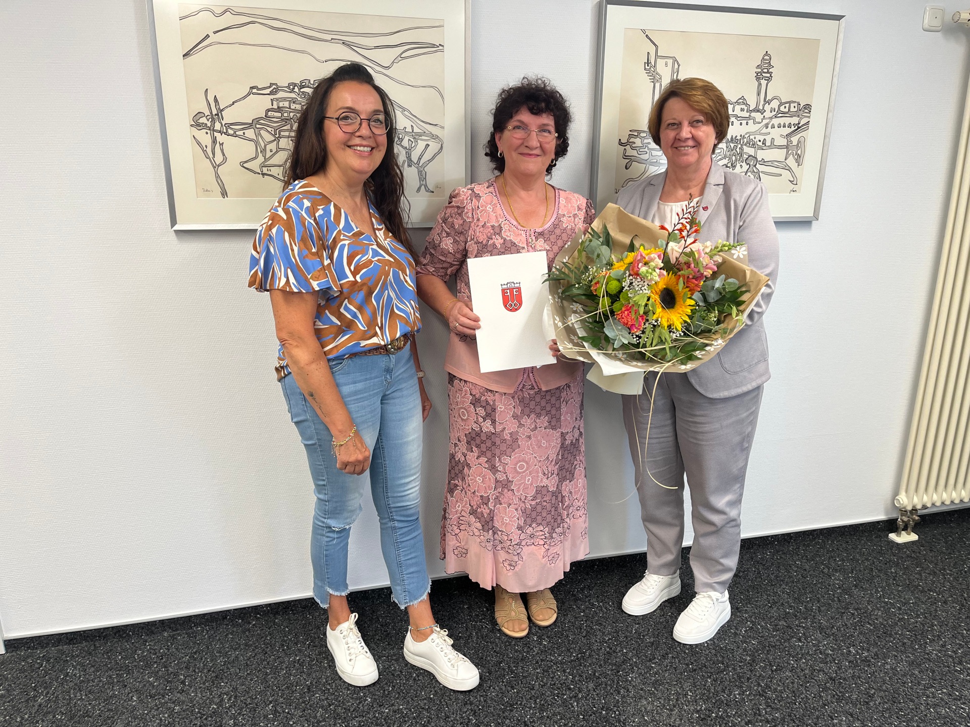 Vera Hirsch in den Ruhestand verabschiedet Das Bild zeigt Vera Hirsch und Erste Beigeordnete Meurer mit Personalratsvorsitzende Christiane Schmitz-Hayer