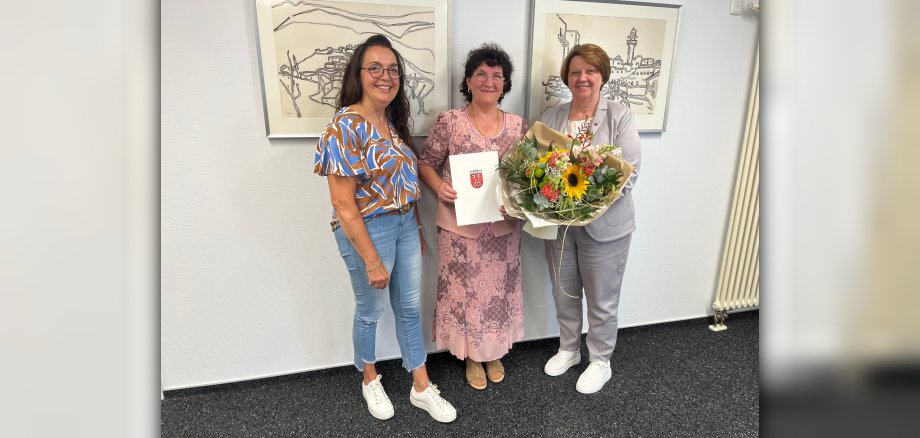 Das Bild zeigt Vera Hirsch und Erste Beigeordnete Meurer mit Personalratsvorsitzende Christiane Schmitz-Hayer