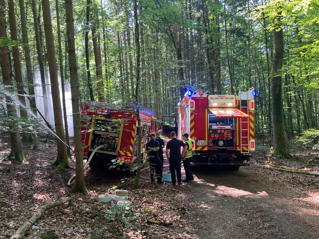 Tanklöschfahrzeuge im Pendelverkehr versorgen die Einsatzstelle mit Löschwasser.