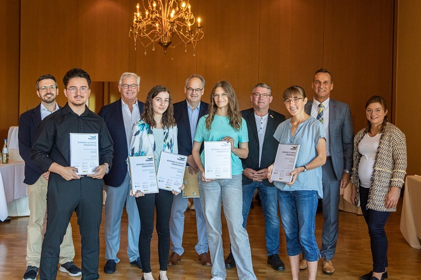 Hintere Reihe von links: Patrick Clemens, Wolfgang Groß-Elsen, Volker Groß, Karl-Josef Simon, Joachim Rodenkirch, Sophie Scheppe Vordere Reihe von links: Abas Braimi, Amélie Schu, Denisa Sipanu, Laura Weinert 