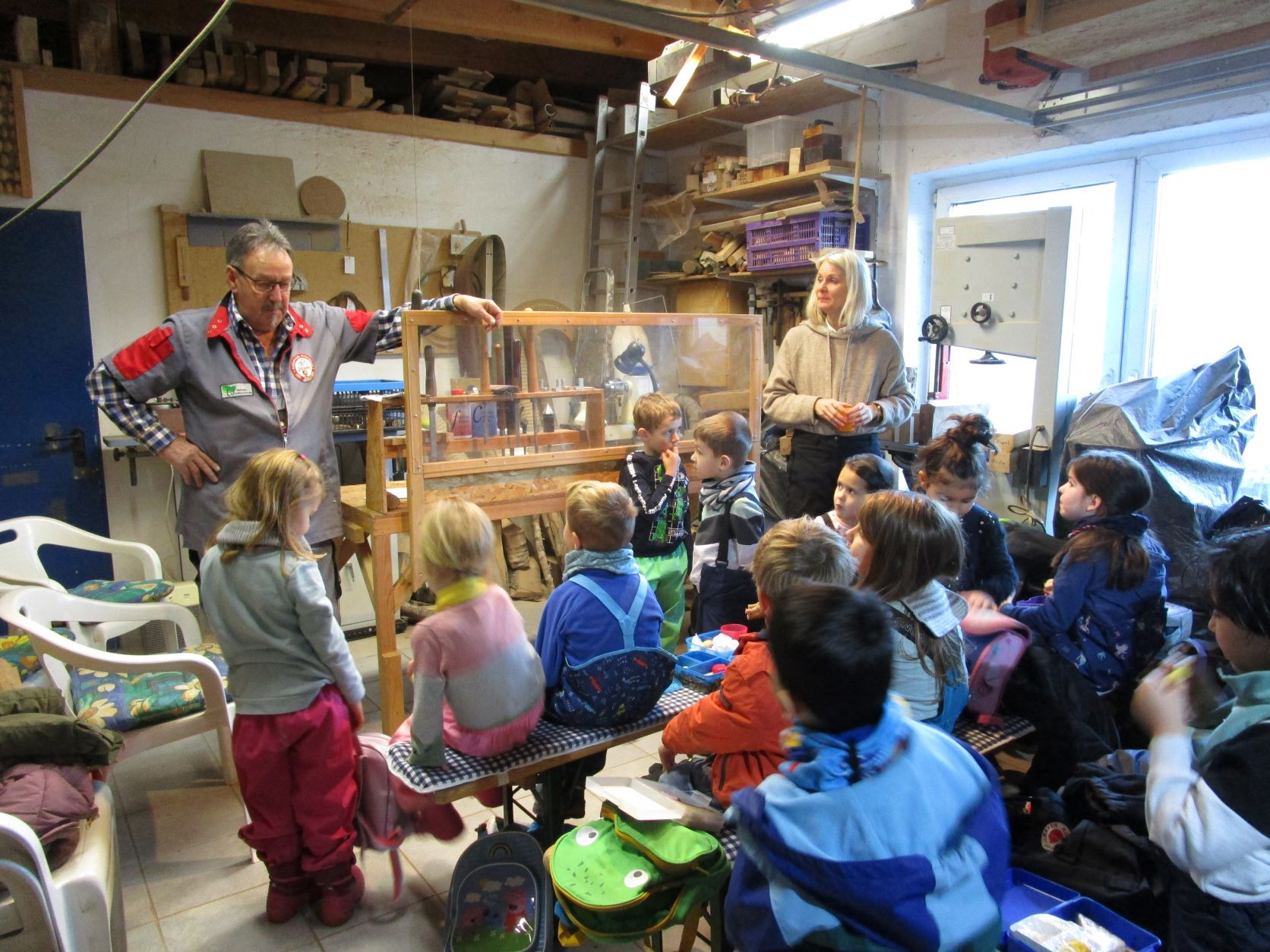 „Die Ältesten“ der Kita Neuerburg besuchten die Drechselwerkstatt von Fritz Rauch und Christel Losen in Neuerburg