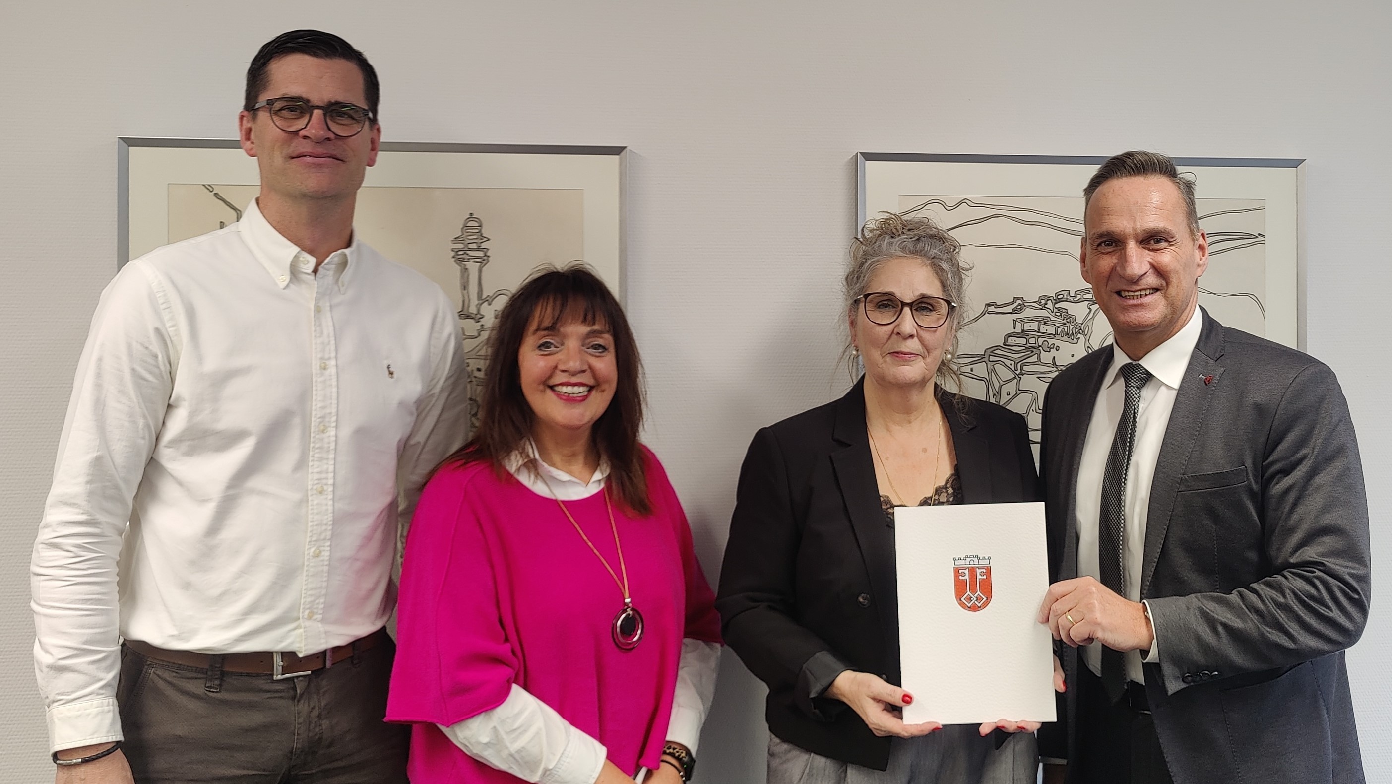 Bürgermeister Rodenkirch gratuliert Ulla Braun (2.v.r.) zum 25-jährigen Dienstjubiläum. Der Gratulation schloss sich der Sachgebietsleiter Michael Schmitt (1. v. l.) sowie die Personalratsvorsitzende Christiane Schmitz-Hayer (2. v. l.) gerne an 