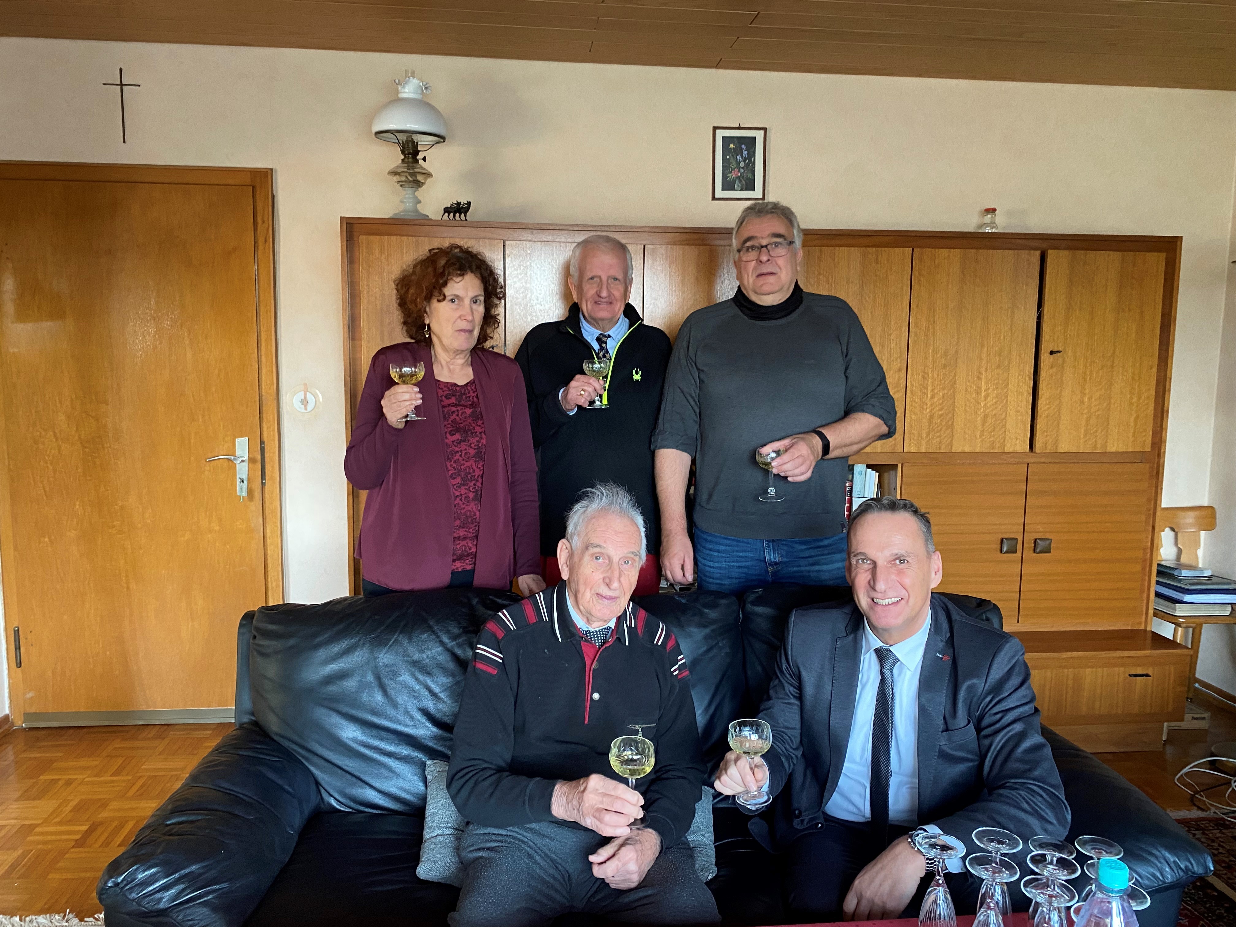 Bürgermeister Joachim Rodenkirch (rechts) gratuliert Emil Bonert herzlich zum 102. Geburtstag. Den Glückwünschen schlossen sich die drei Kinder des Altersjubilar gerne an.