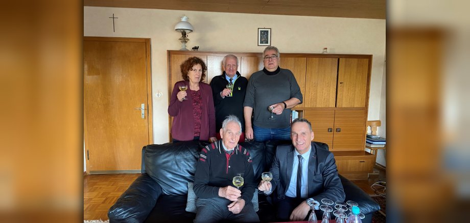 Bürgermeister Joachim Rodenkirch (rechts) gratuliert Emil Bonert herzlich zum 102. Geburtstag. Den Glückwünschen schlossen sich die drei Kinder des Altersjubilar gerne an.