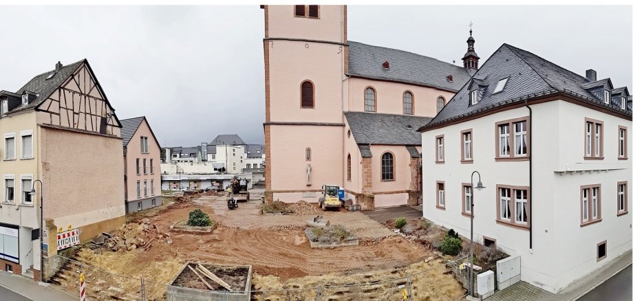 Mit einem barrierefreien Durchgang von der Karrstraße bis in die Kirchstraße, soll ein besserer Zugang zum Kirchenvorplatz geschaffen werden.