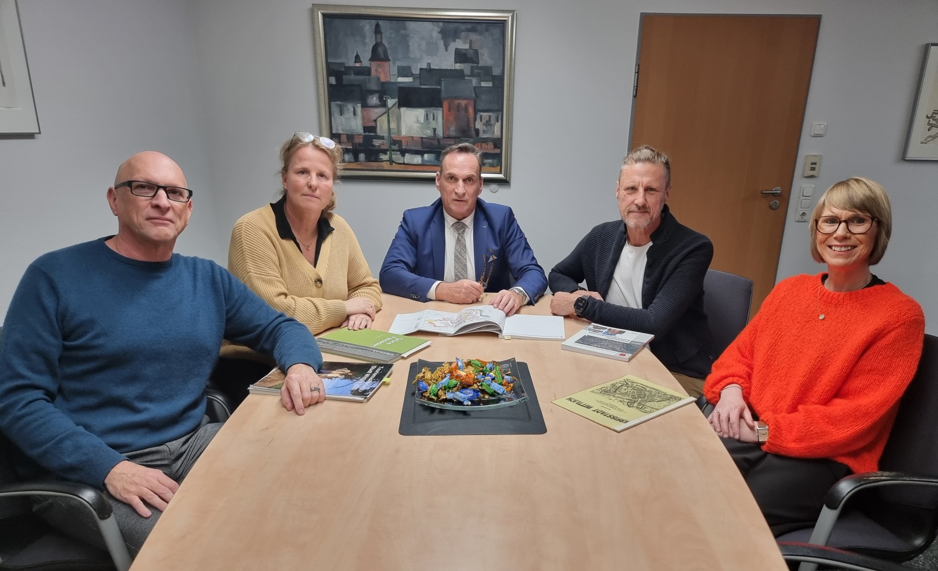 Das Foto zeigt Bürgermeister Rodenkirch im Gespräch mit der Arbeitsgruppe Klimaanpassungsmanagement.