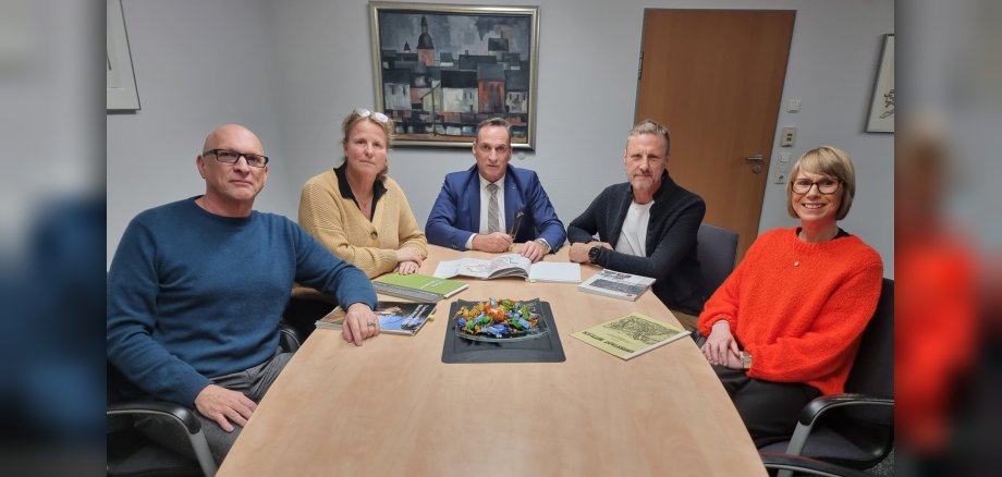 Arbeitsgruppe Klimaanpassung Das Foto zeigt Bürgermeister Rodenkirch im Gespräch mit der Arbeitsgruppe Klimaanpassungsmanagement.