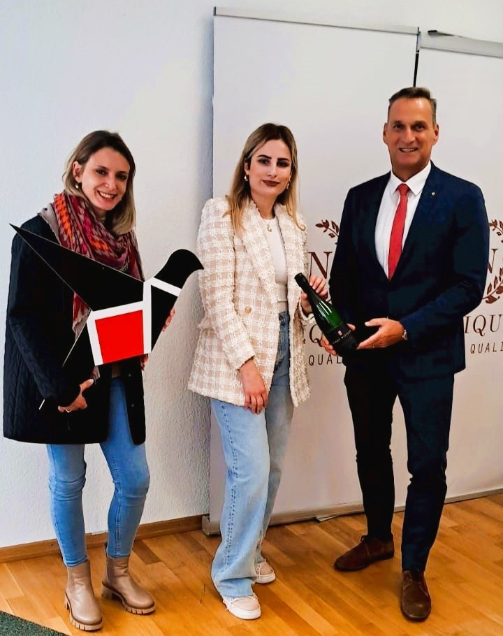 von links nach rechts: Antonia Gierten, Gizem Arslan und Bürgermeister Joachim Rodenkirch 