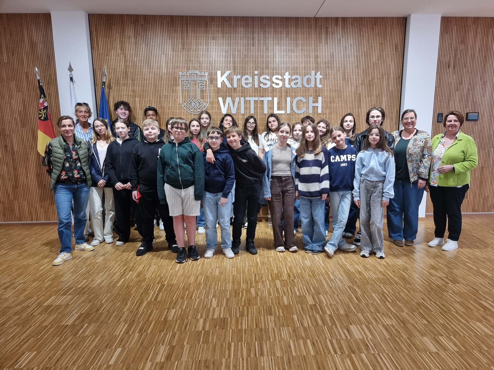 Gruppenfoto Schüleraustausch Frankreich Das Foto zeigt Erste Beigeordnete Meurer mit einer französischen Schulklasse.