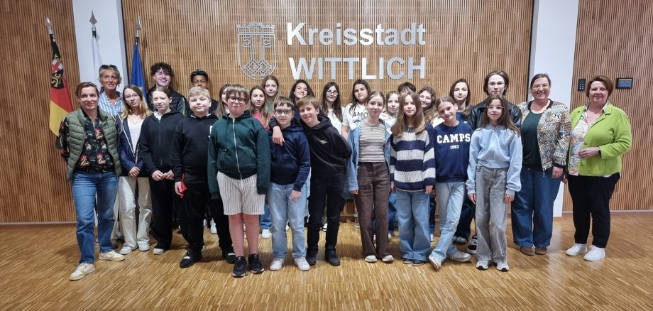 Gruppenfoto Schüleraustausch Frankreich Das Foto zeigt Erste Beigeordnete Meurer mit einer französischen Schulklasse.