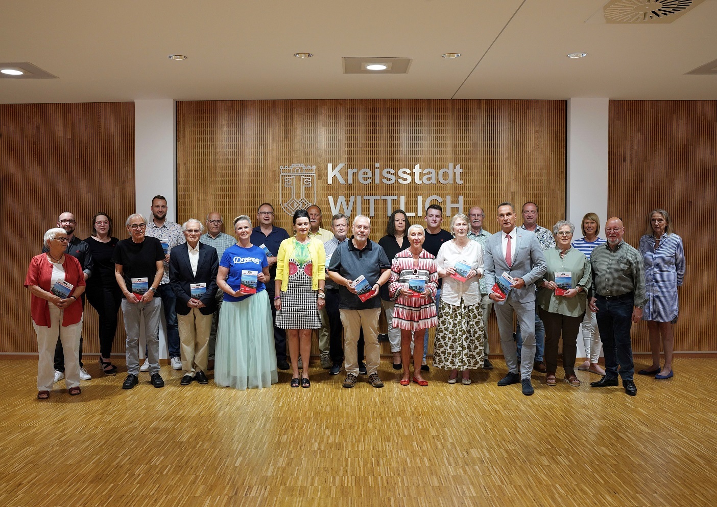 Die Autorenrunde, das Redaktionsteam und Bürgermeister Joachim Rodenkirch stellen das Stadtjahrbuch Wittlich 2023 „Der Säubrenner“ vor. 