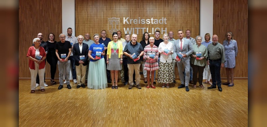 Die Autorenrunde, das Redaktionsteam und Bürgermeister Joachim Rodenkirch stellen das Stadtjahrbuch Wittlich 2023 „Der Säubrenner“ vor. 