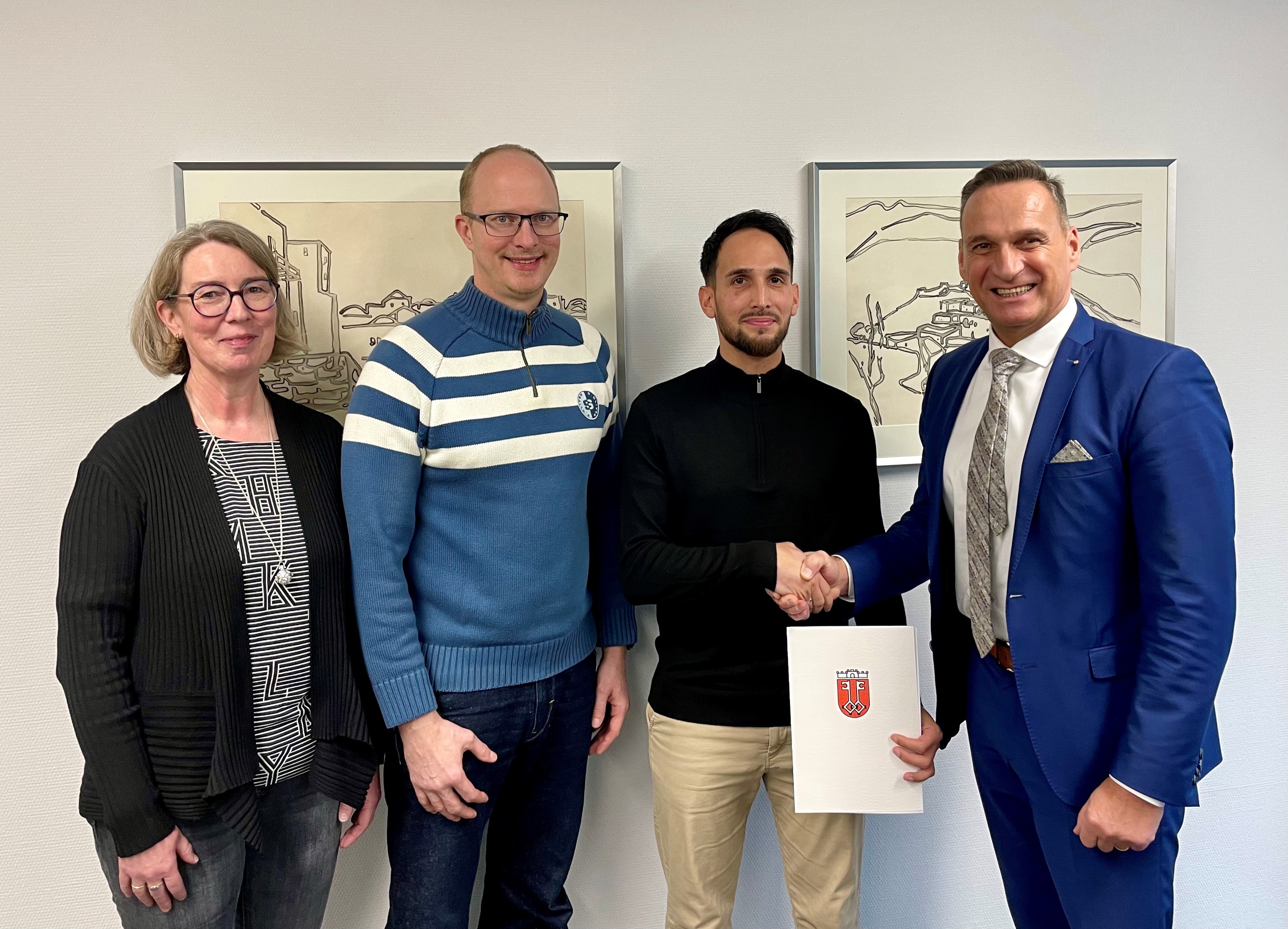 Bürgermeister Joachim Rodenkirch (r.)gratuliert Ijaz Zafar (2.v.r.) zur Beförderung zum Stadtoberinspektor. Den Glückwünschen schlossen die Vertreterin für den Personalrat Sylvia Schmitt und Fachbereichsleiter Jan Mußweiler gerne an.